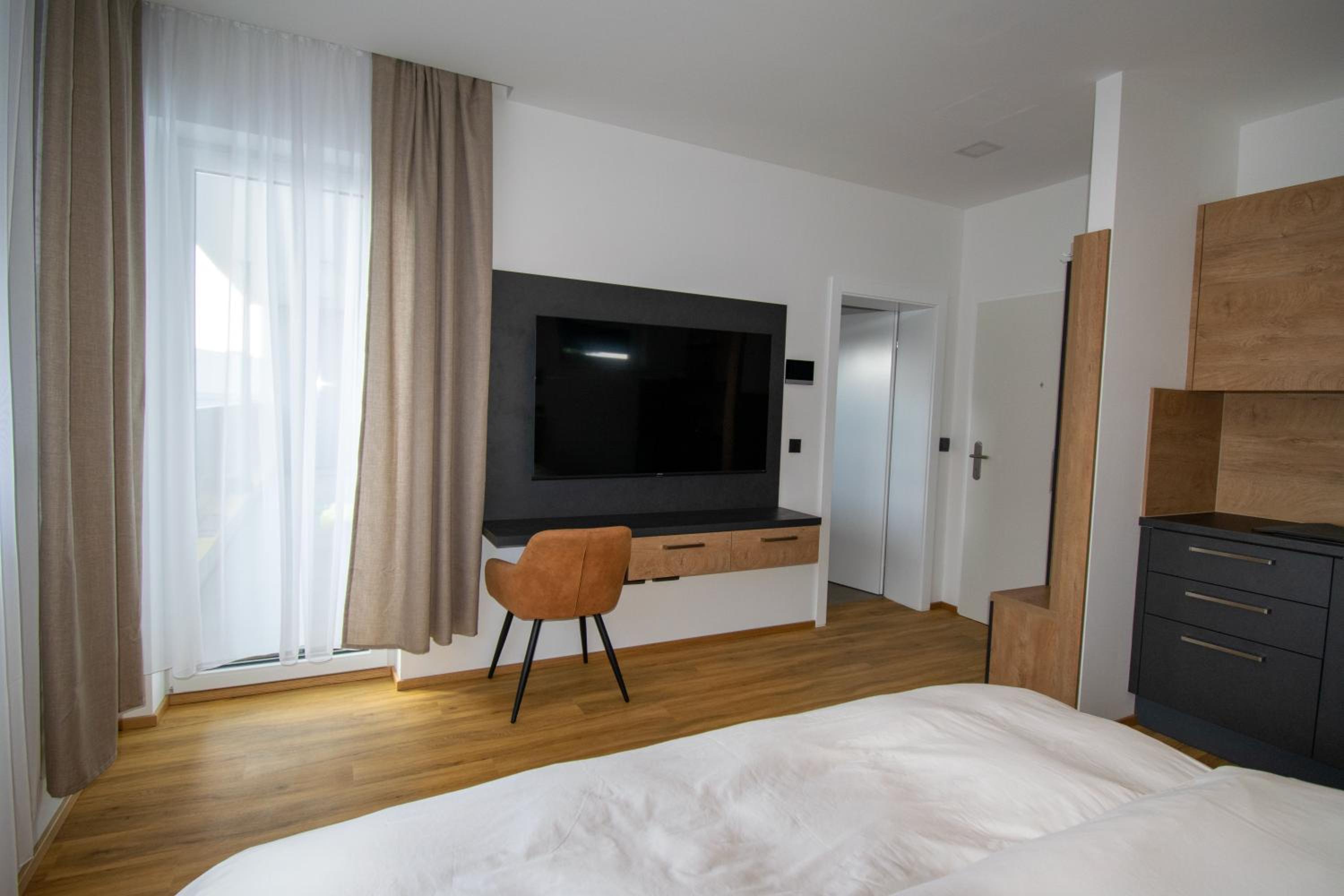 Deluxe Double Room with Balcony photo 2