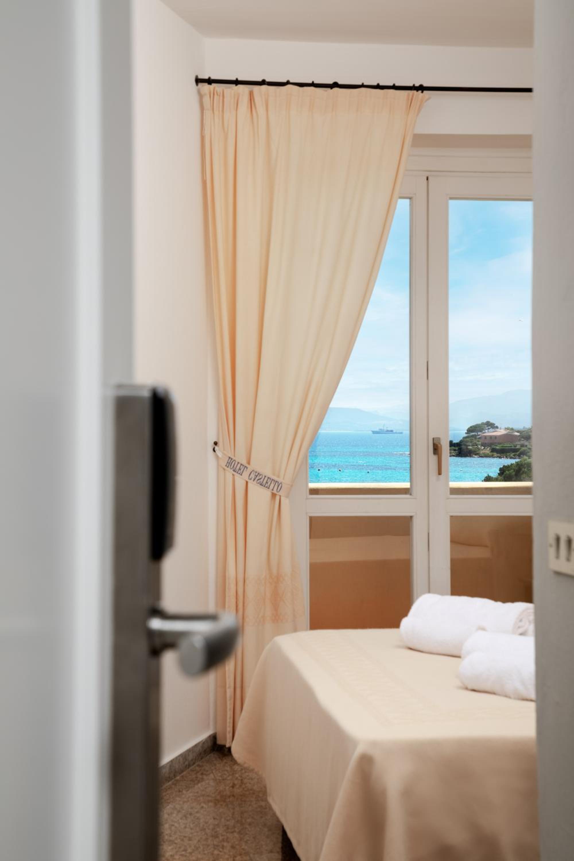 Deluxe Double or Twin Room with Sea View photo 3