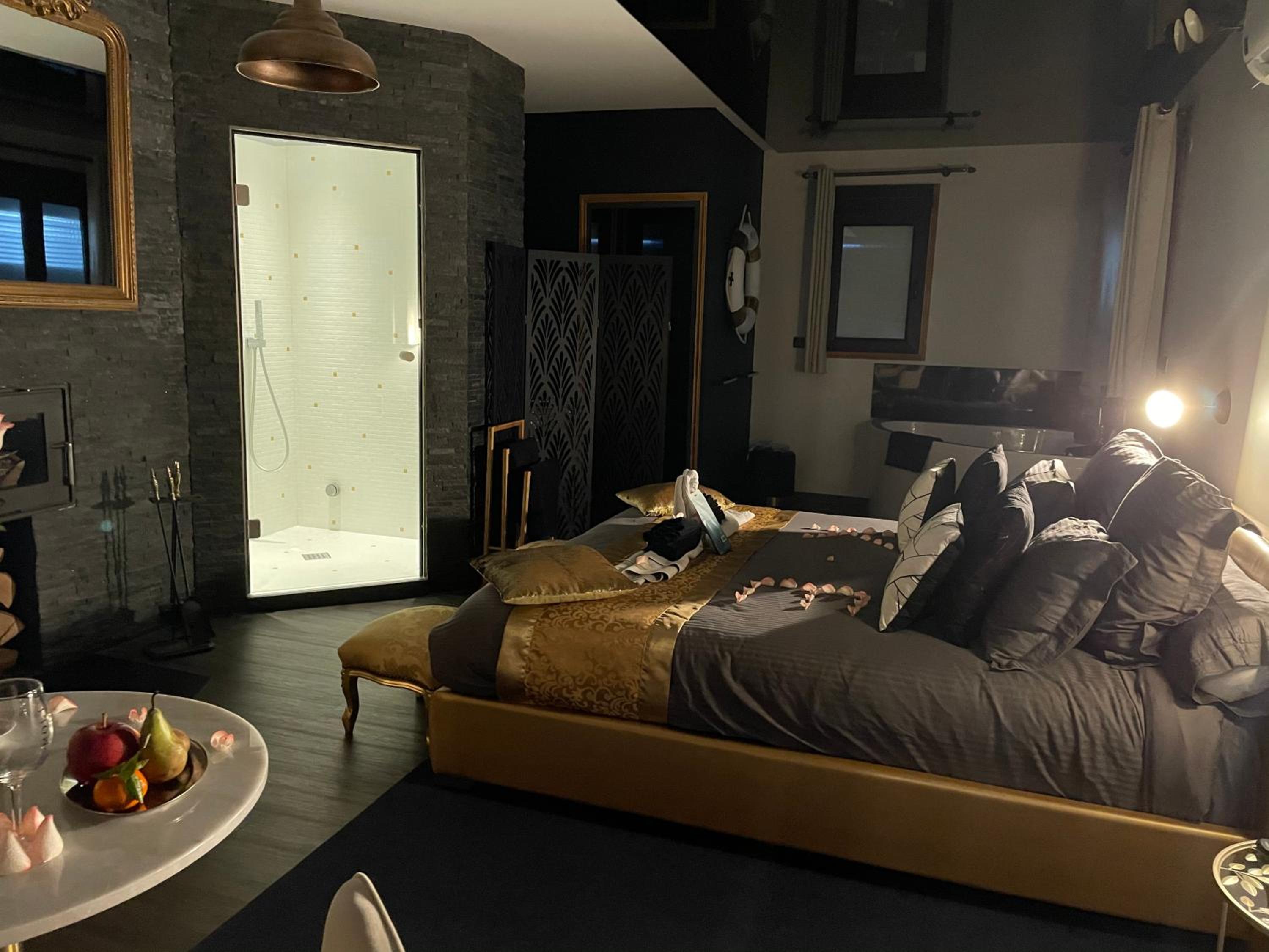 Suite with Hot Tub - Photo 11