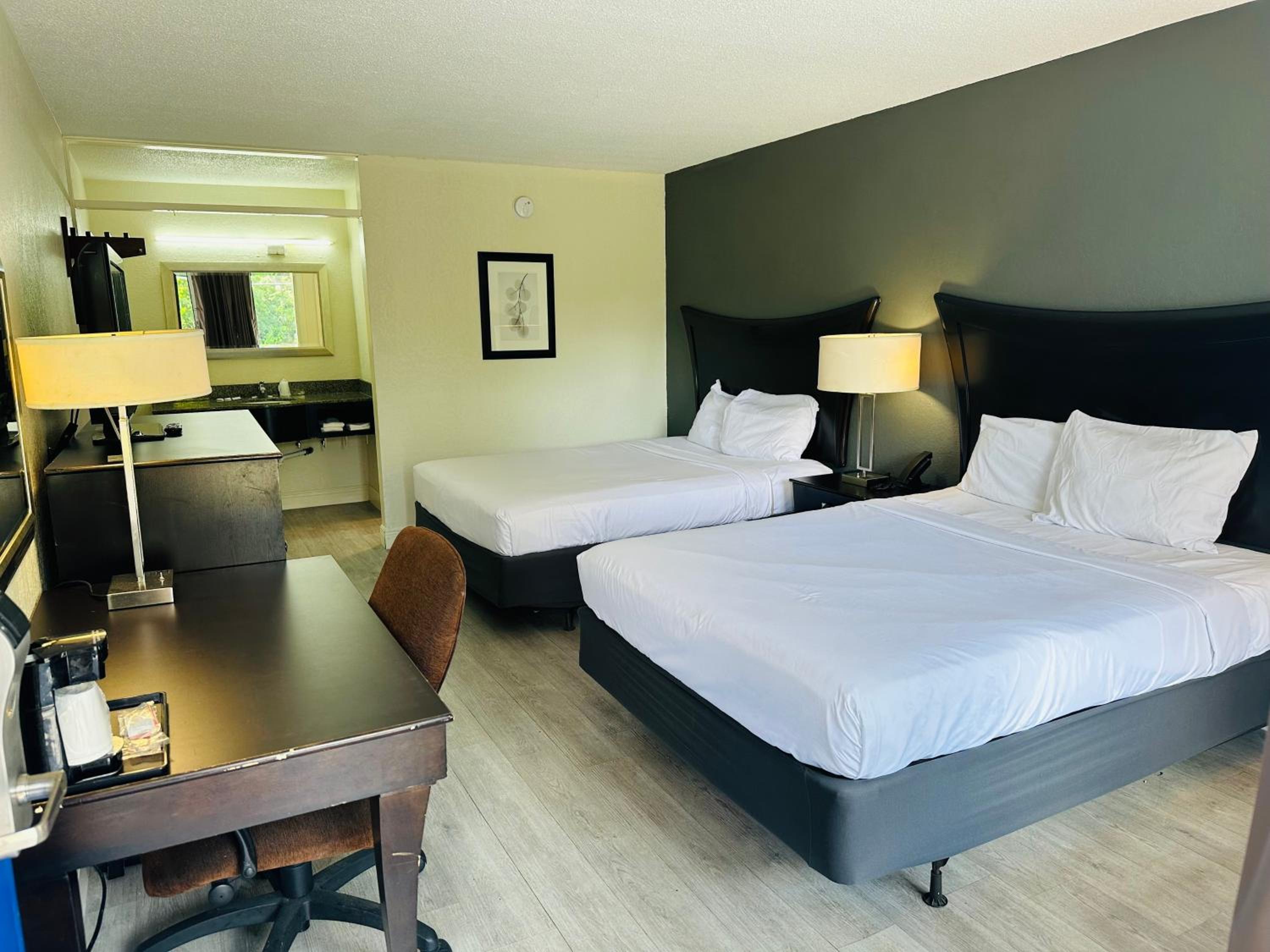 Standard Queen Room with Two Queen Beds - Non-Smoking - Photo 1
