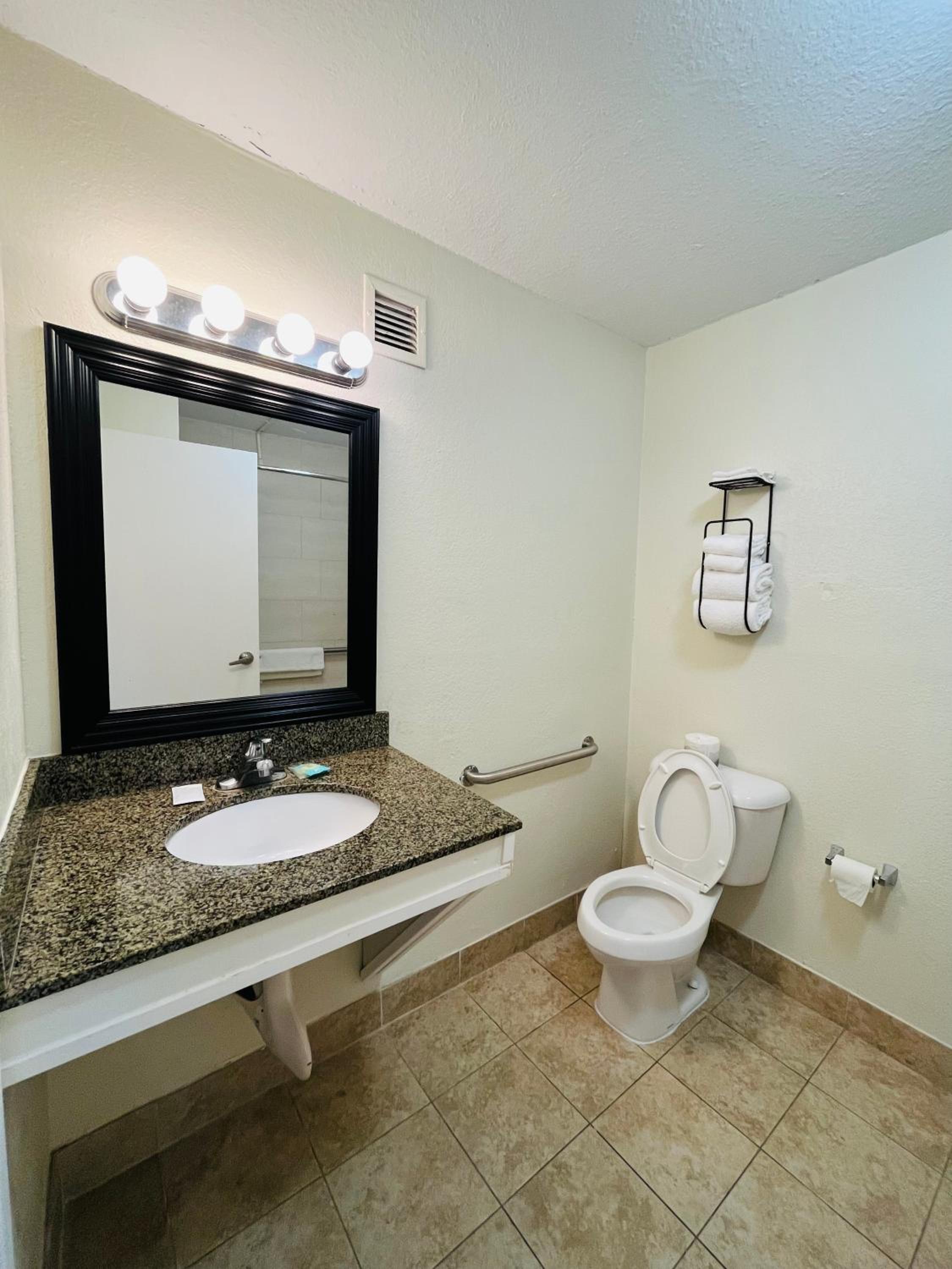 King Room - Accessible/Non-Smoking - Photo 2