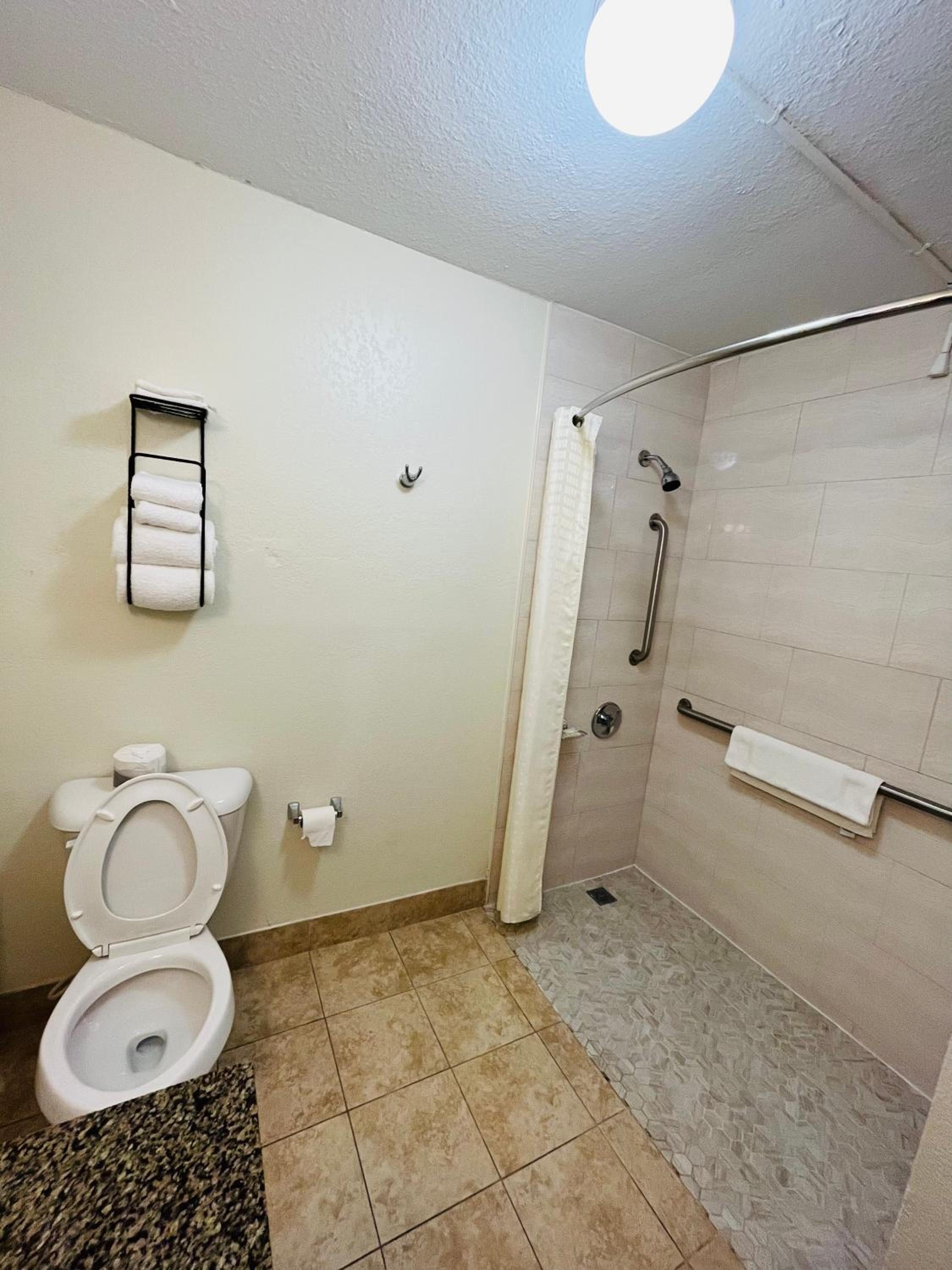 King Room - Accessible/Non-Smoking - Photo 3