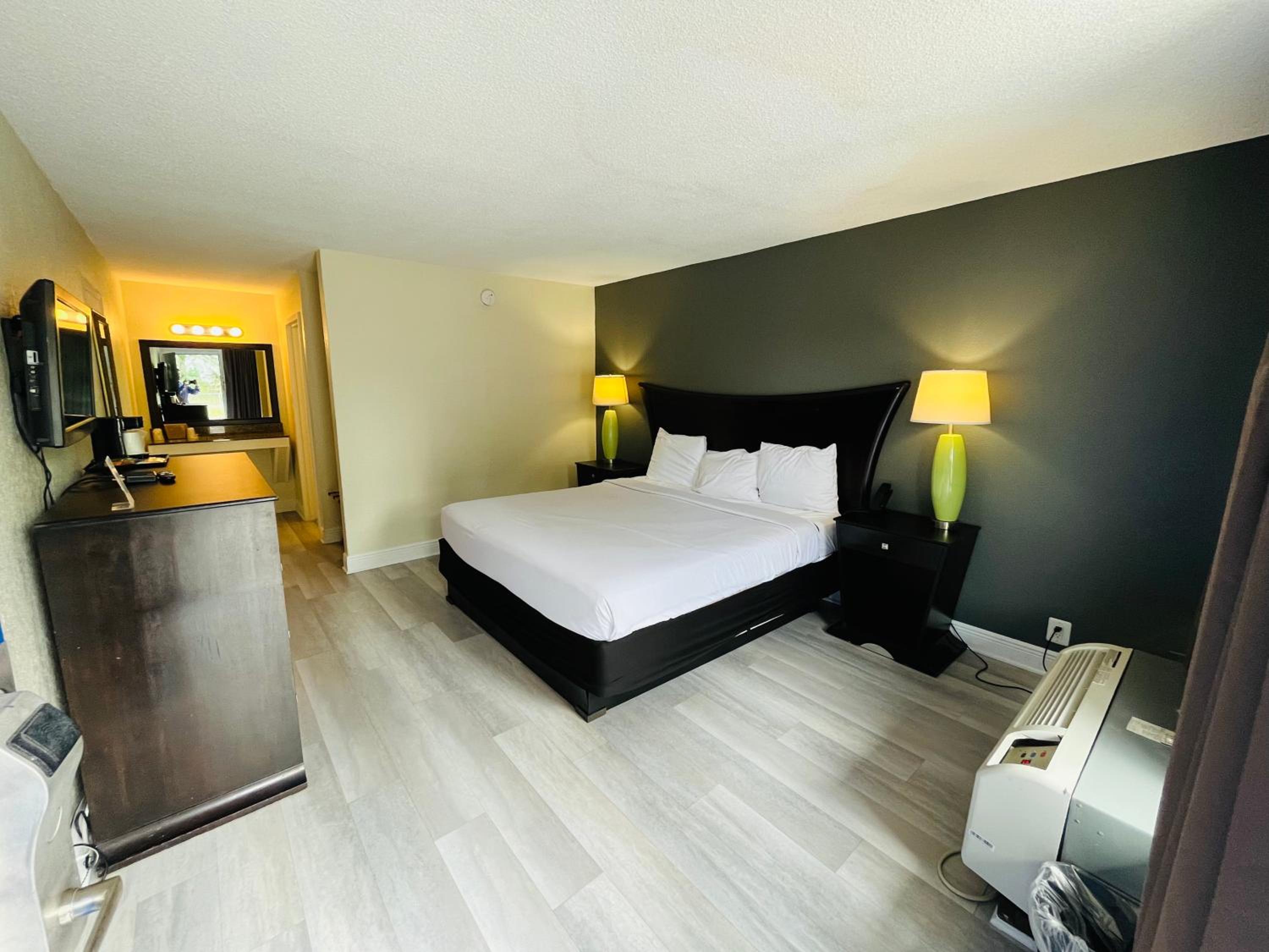 King Room - Accessible/Non-Smoking - Photo 1
