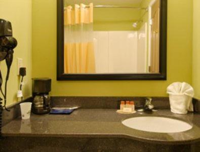 King Room - Non-Smoking - Photo 6