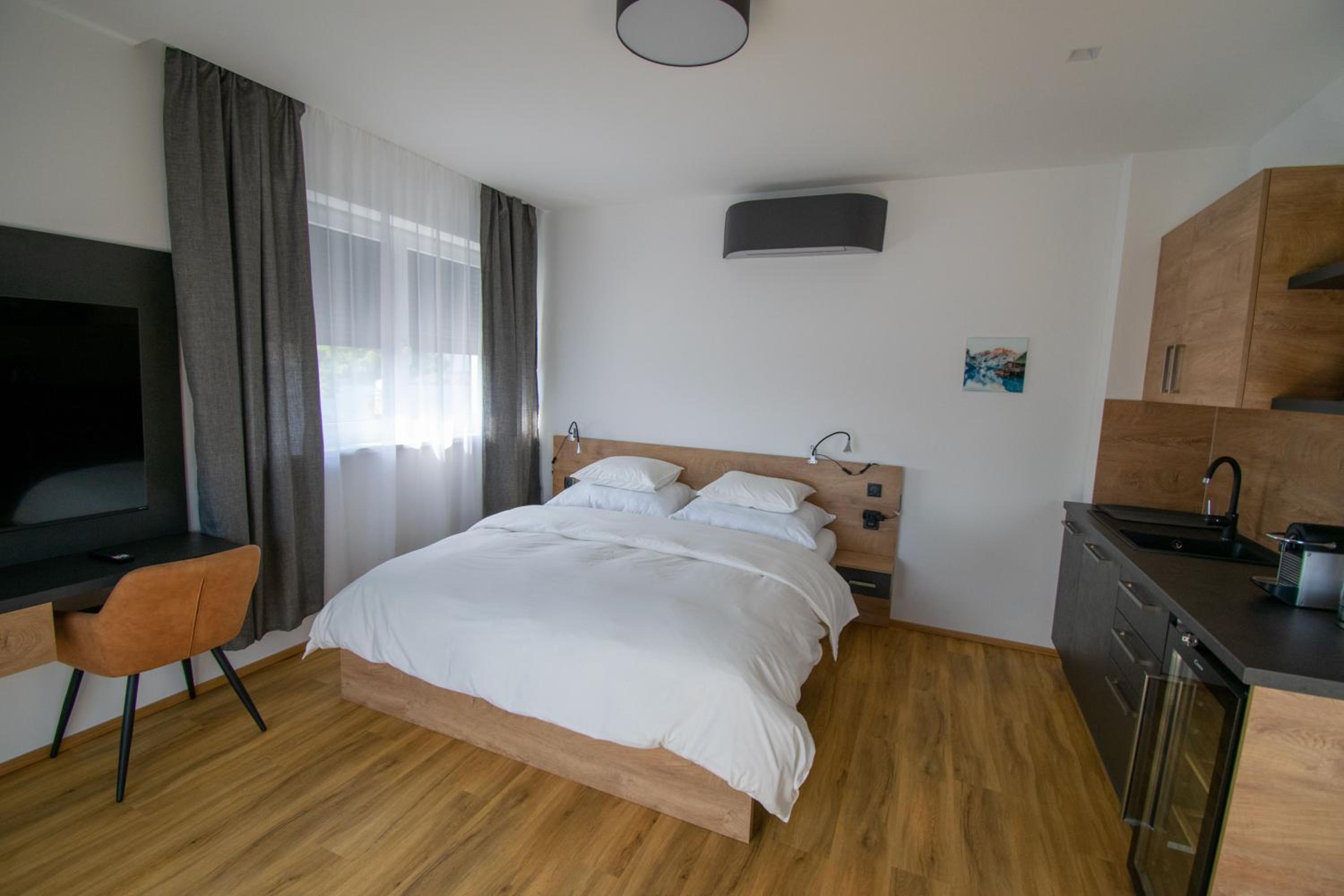 Deluxe Double Room with Balcony photo 2