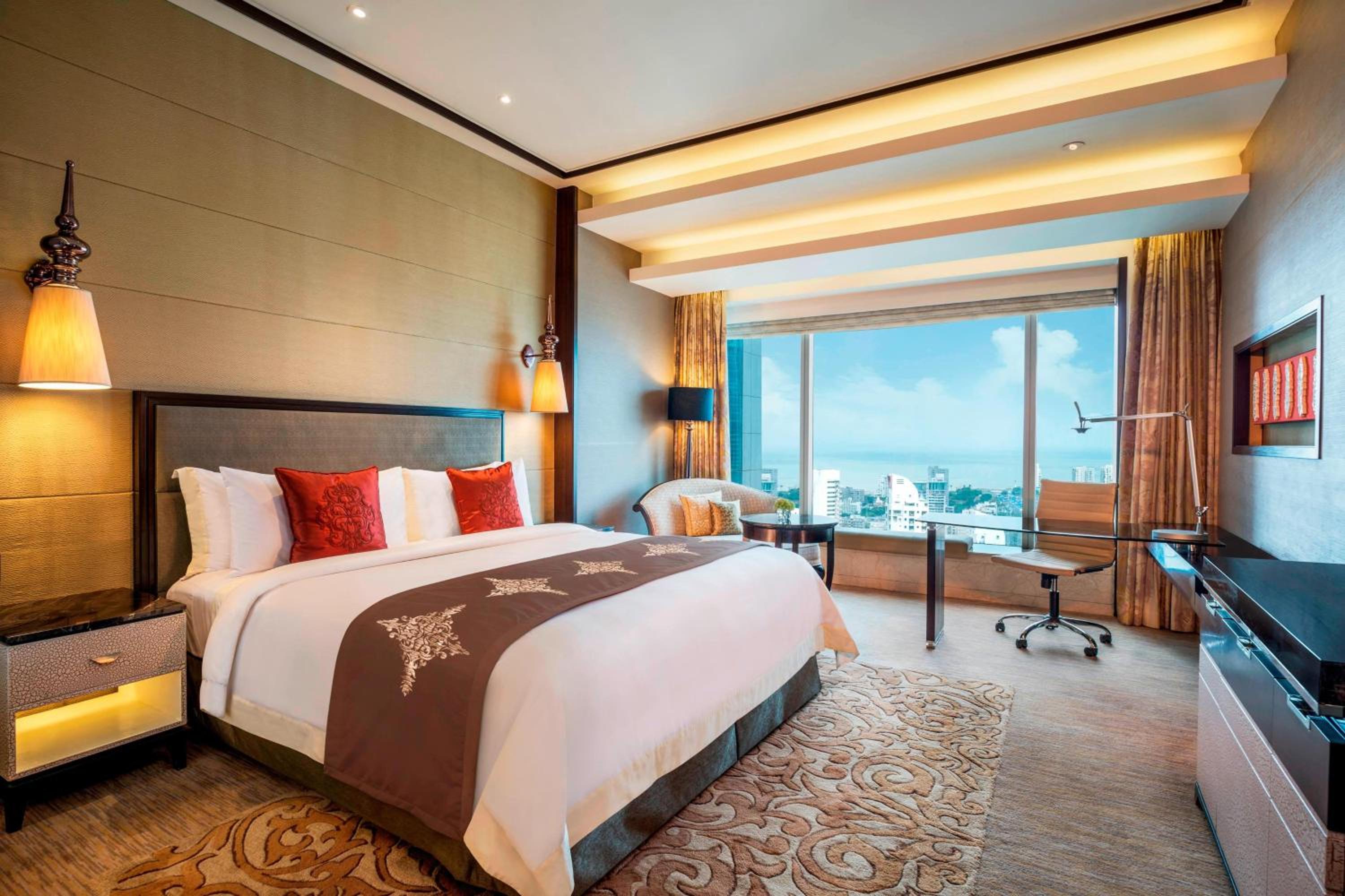 Guest room, 1 King, Skyline view