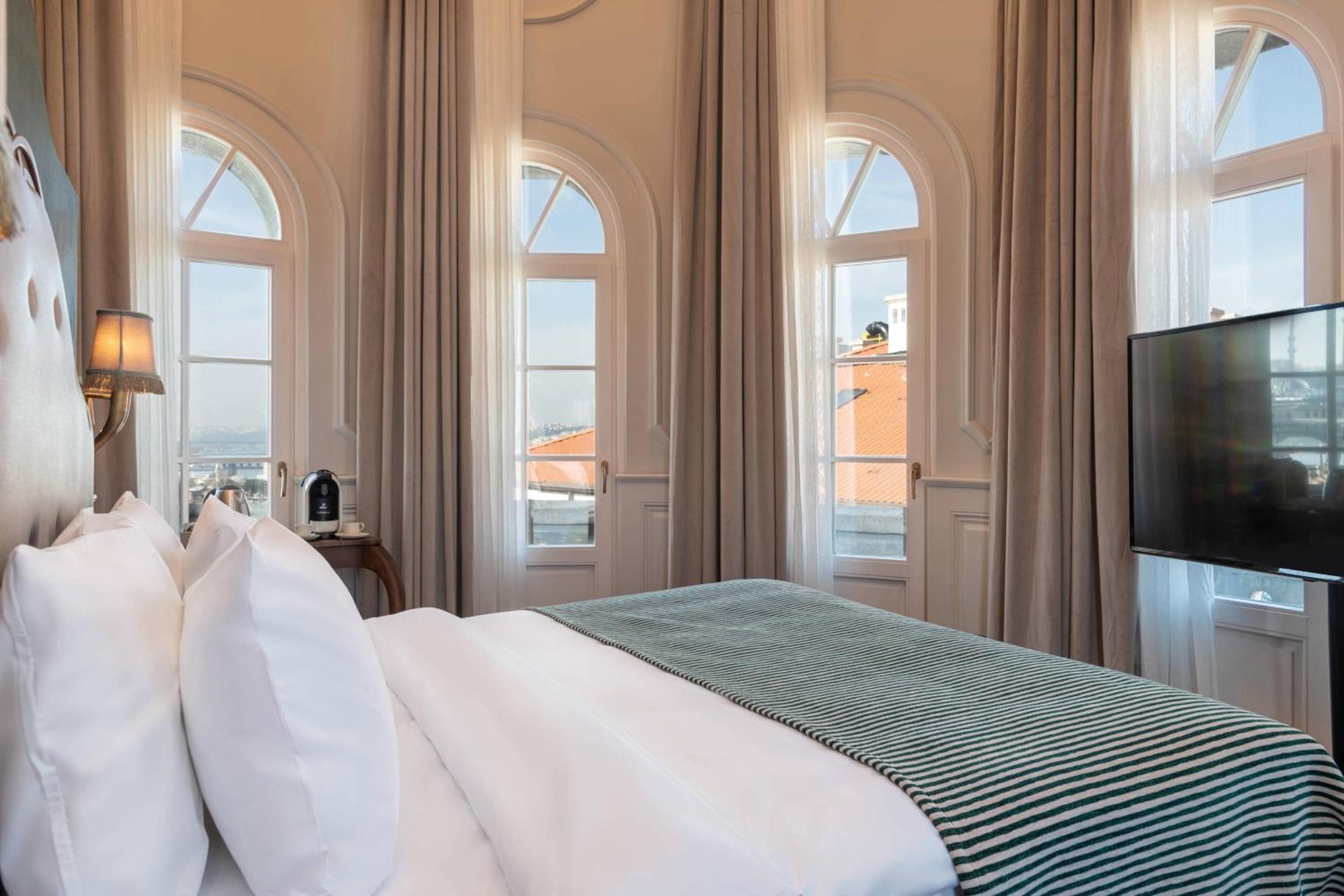 Executive Suite with, 1 King thumbnail 6