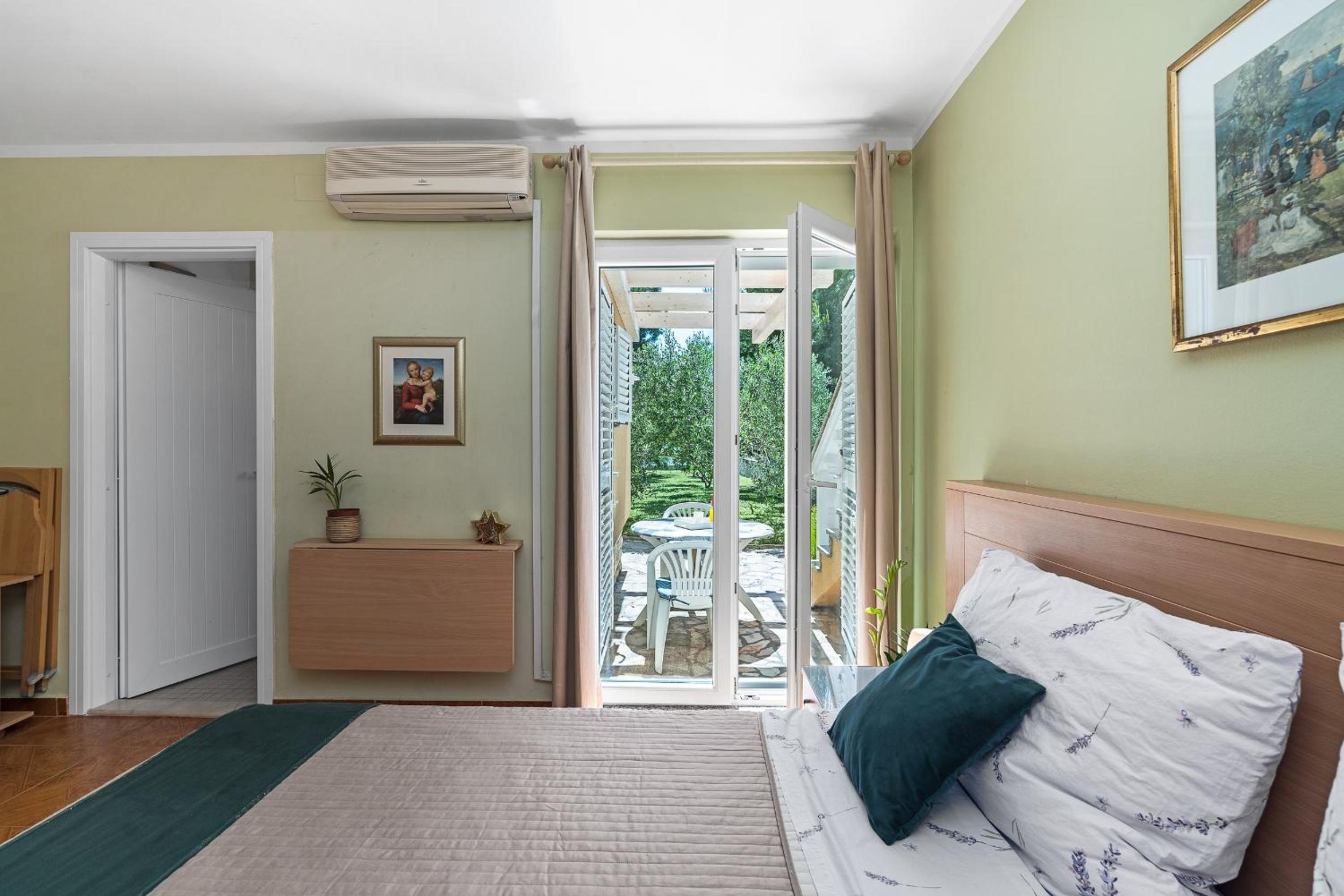 Studio Apartment photo 1