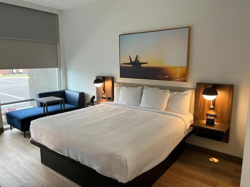 King Room with Roll-in Shower - Mobility Access/Non-Smoking - Photo 1