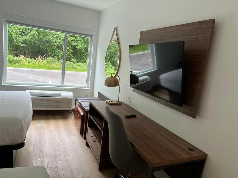 Queen Room with Two Queen Beds, Mobility Access and Roll-In Shower, Non-Smoking - Photo 2