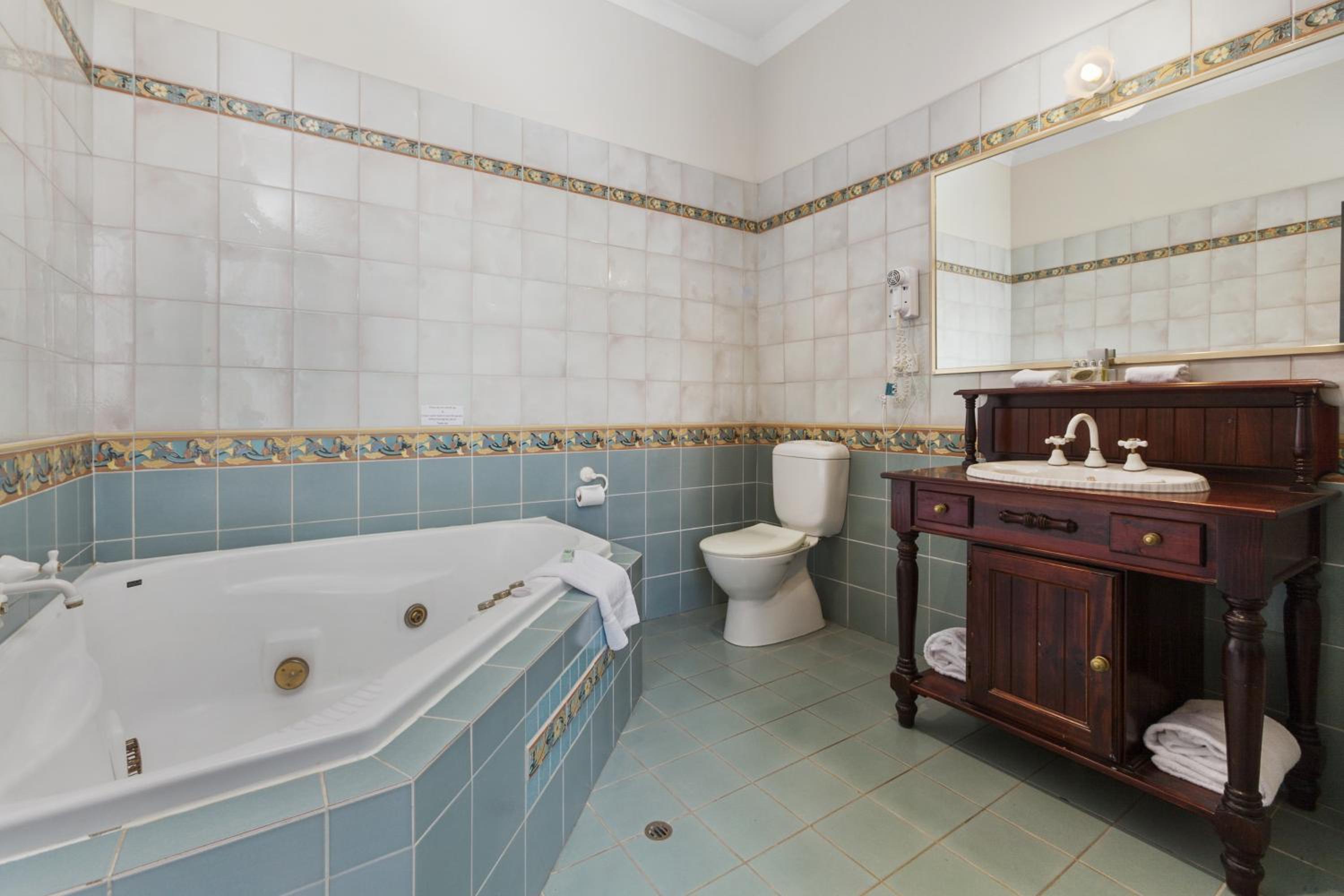 King Room with Spa Bath - Photo 4