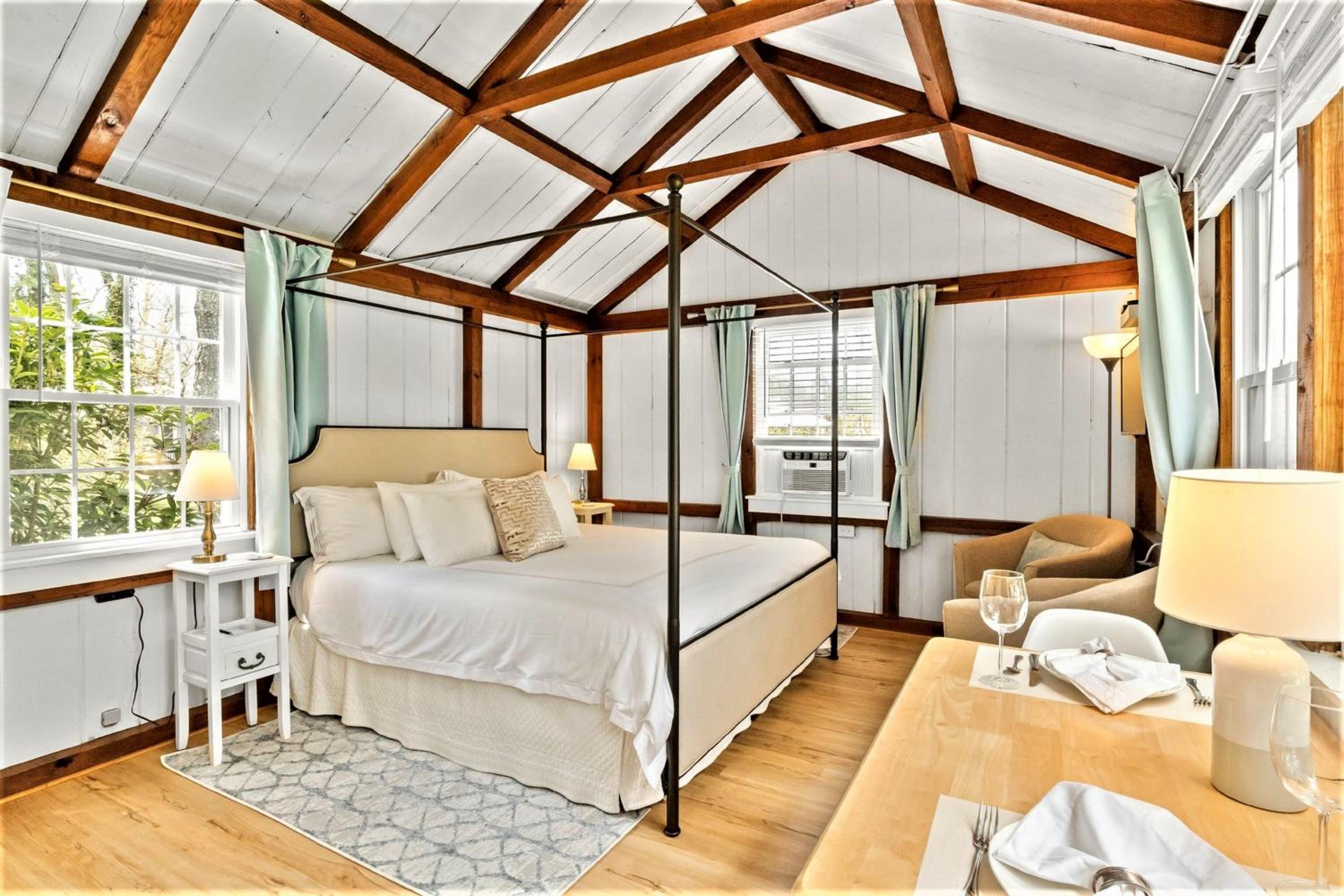 Deluxe King Suite - Pet Friendly photo 1