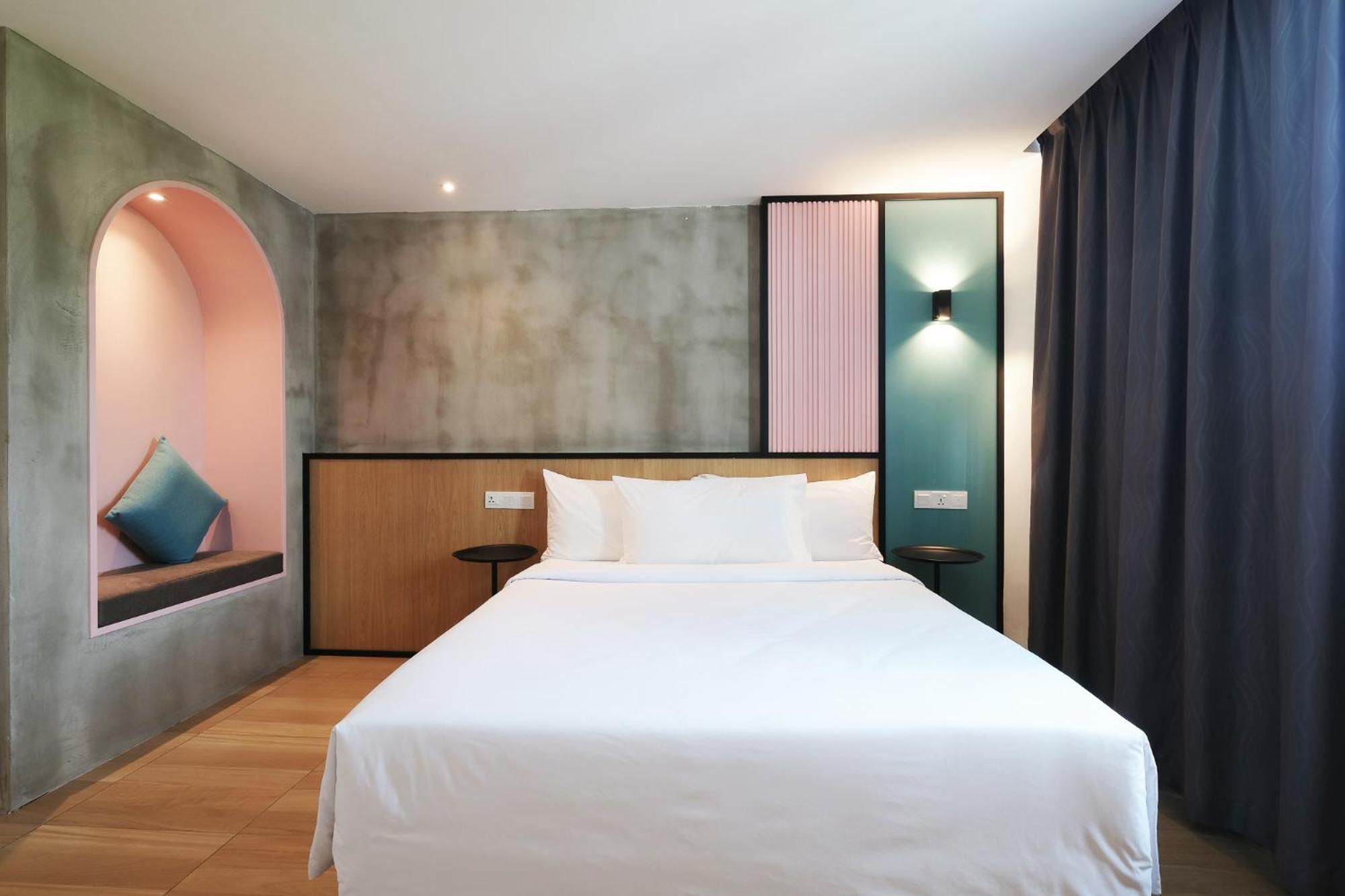 Deluxe King Room - Photo 4