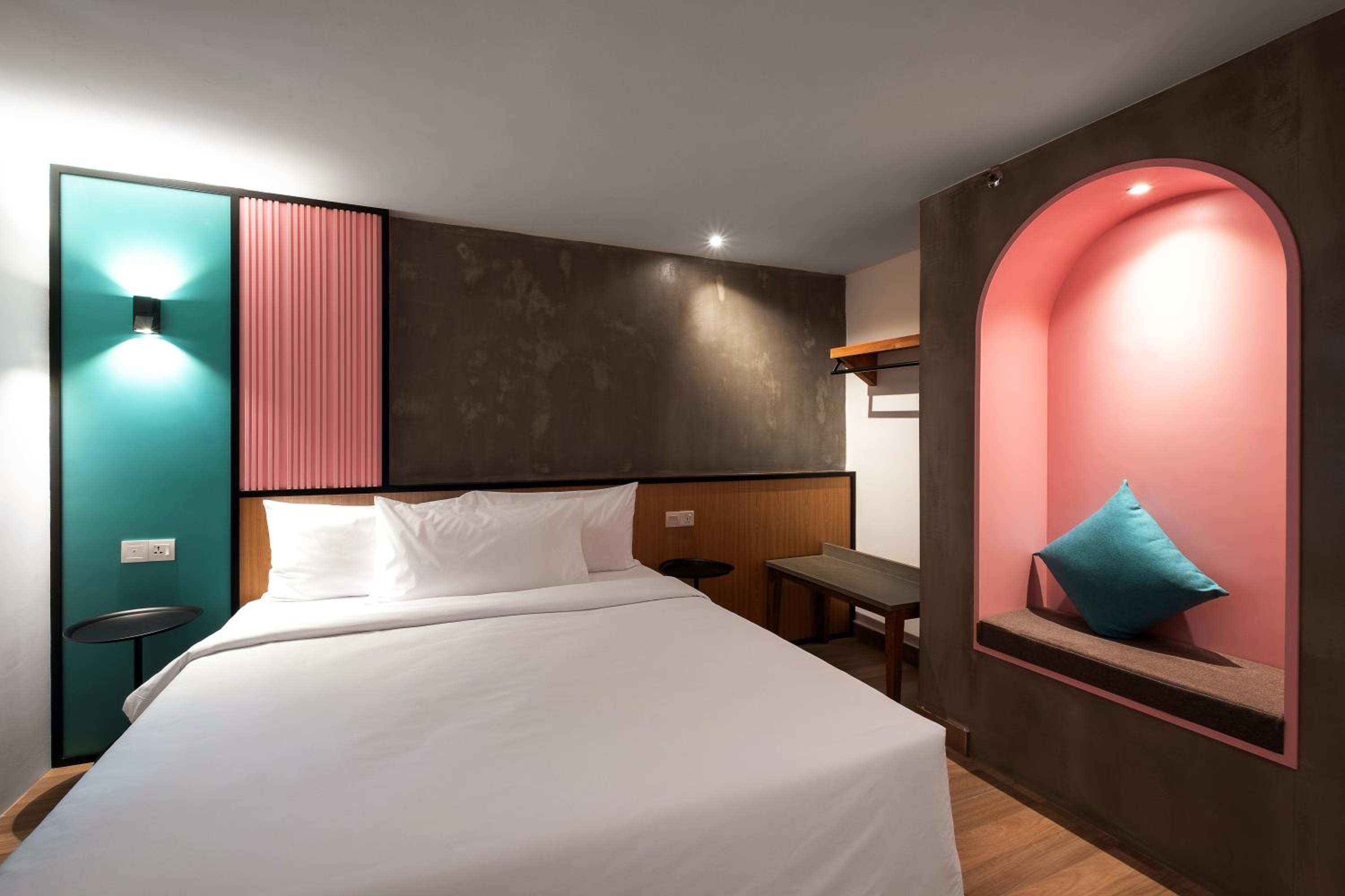Deluxe King Room - Photo 5