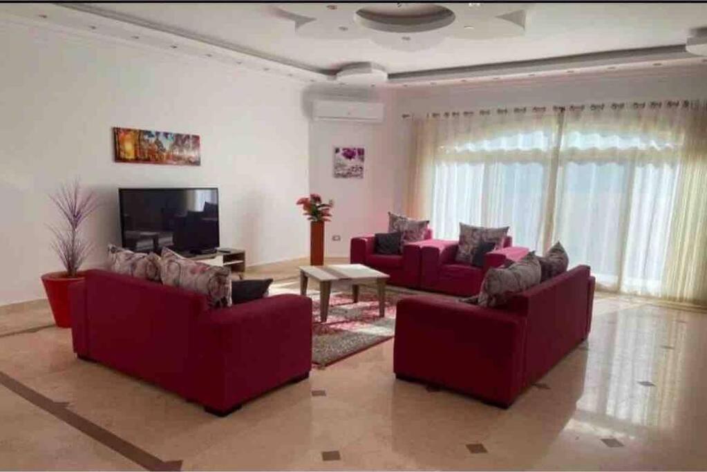 Five-Bedroom House photo 1