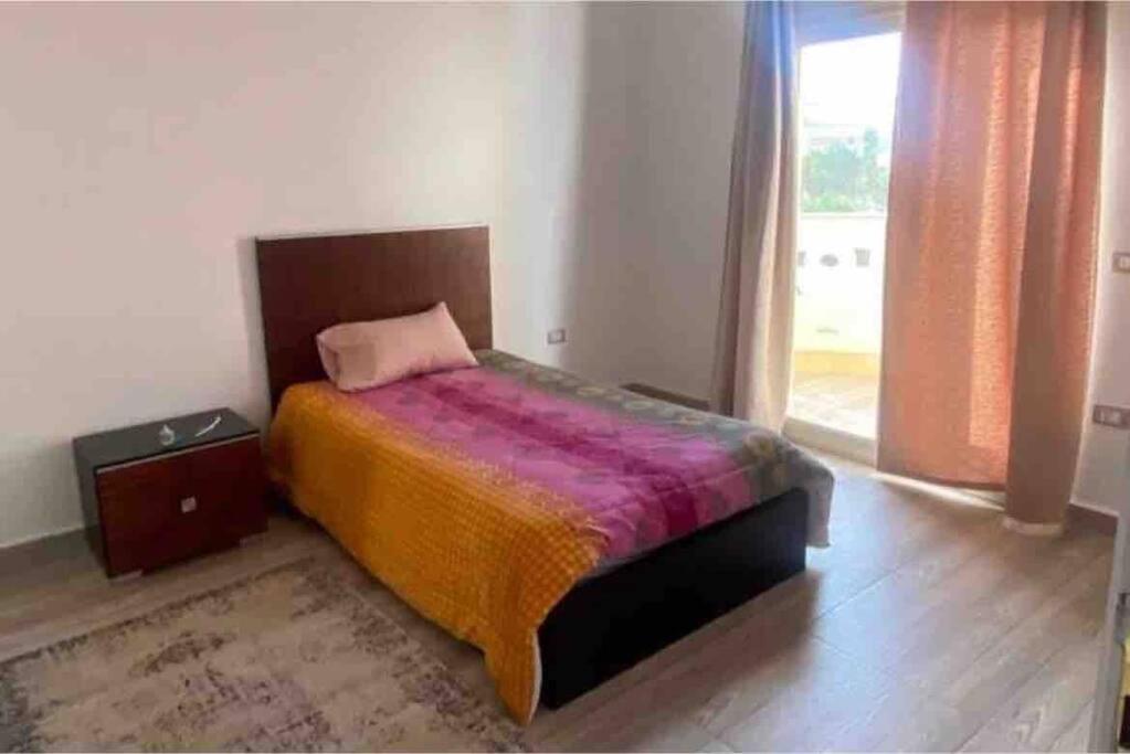 Five-Bedroom House photo 3
