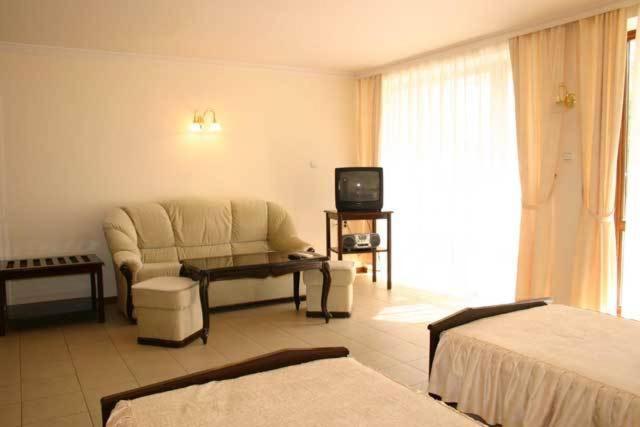 Double / Twin Room with Balcony (2 Adults + 2 Children) photo 2