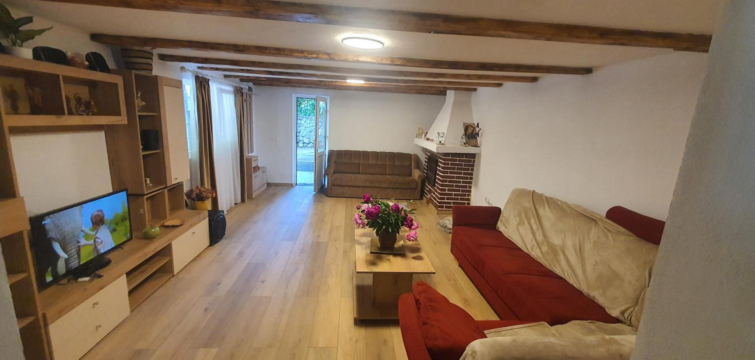 Five-Bedroom House photo 1