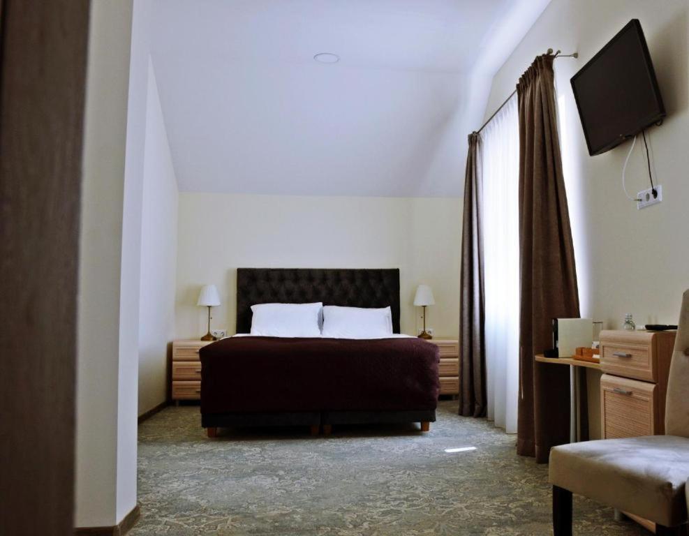 Deluxe Double Room with Shower - Photo 8