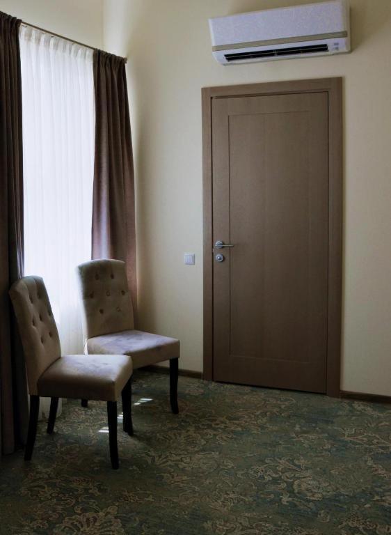 Deluxe Double Room with Shower - Photo 7