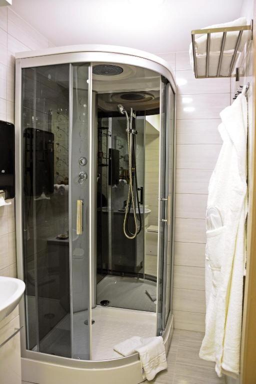 Deluxe Double Room with Shower - Photo 9