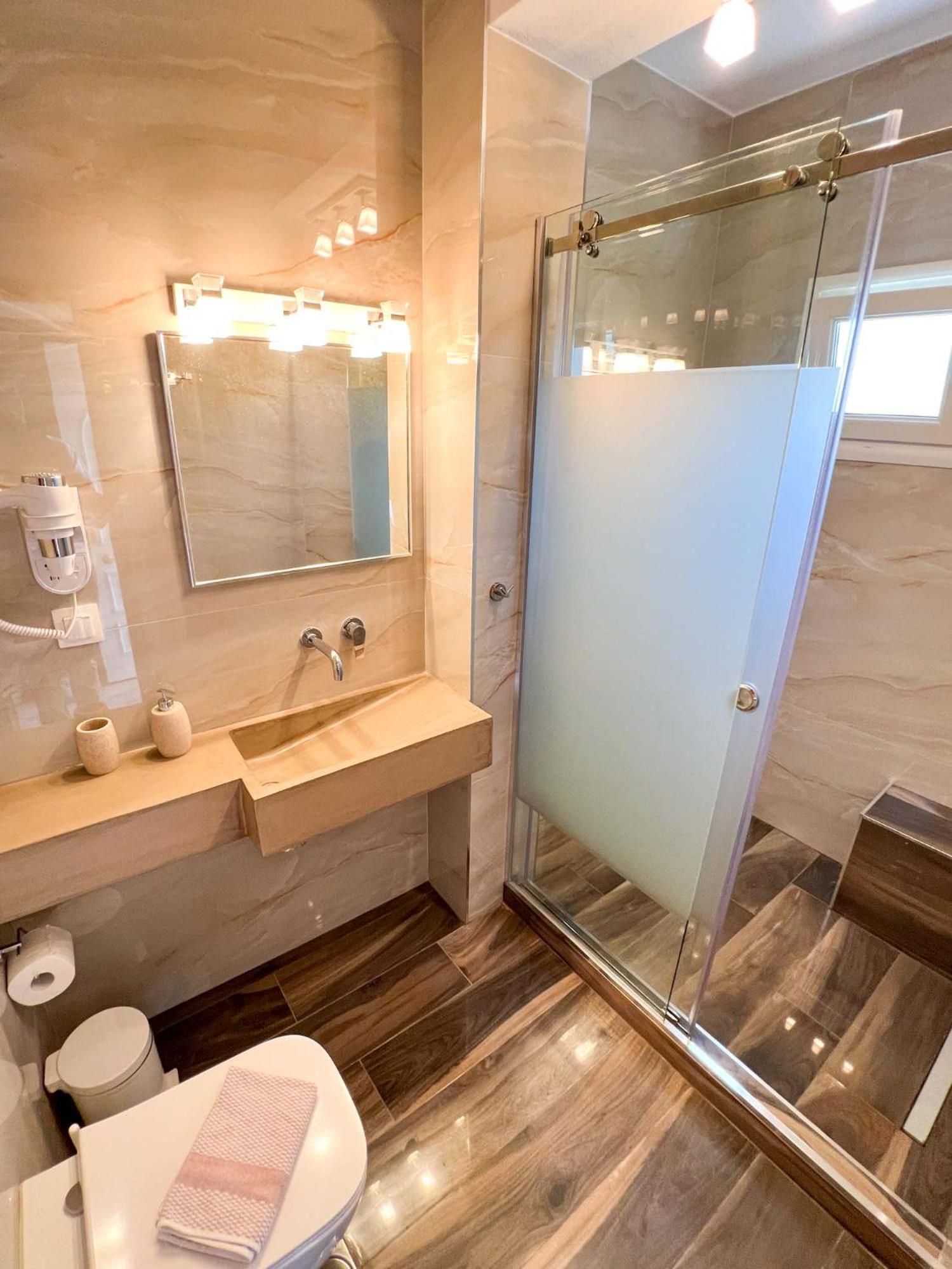 Deluxe Triple Room - Photo 17