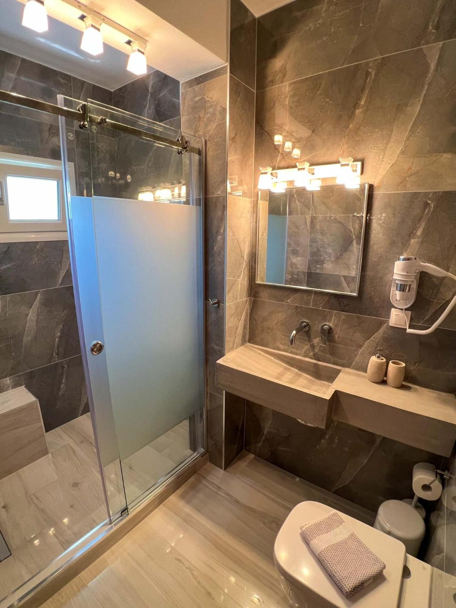 Deluxe Triple Room - Photo 23