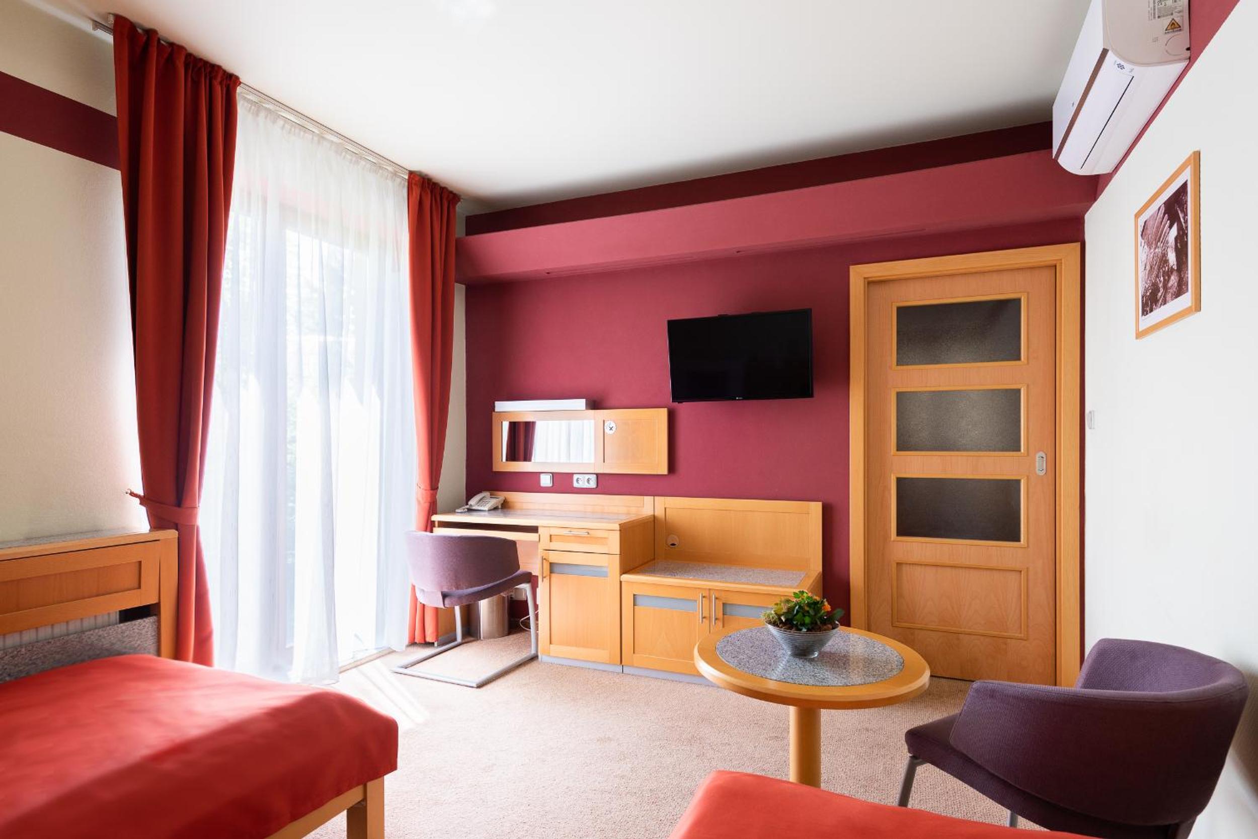 Twin Room - Photo 12