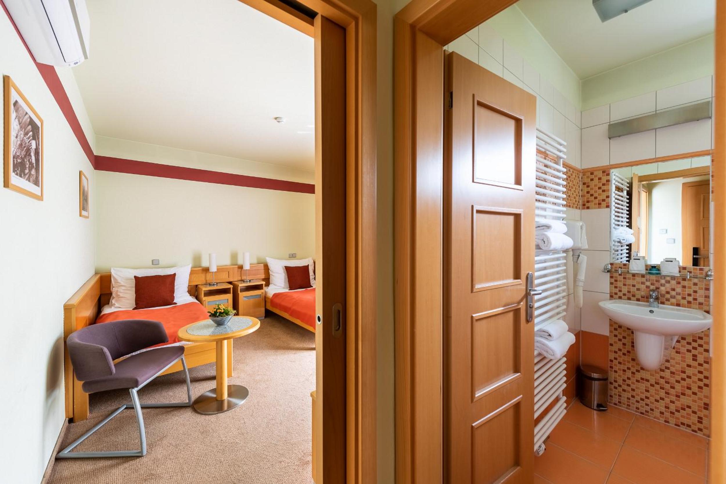 Twin Room - Photo 14