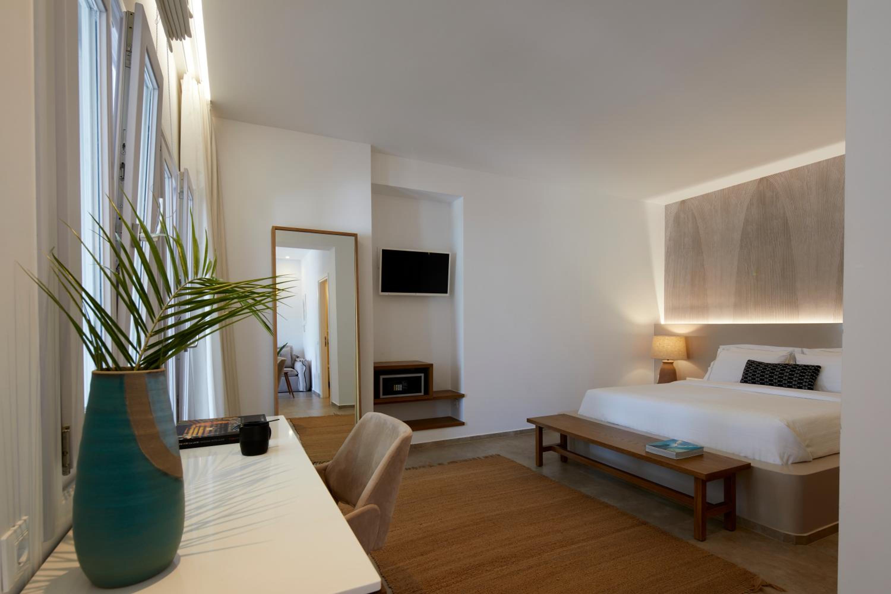 Superior Suite with Private Outdoor Hot Tub - Photo 7