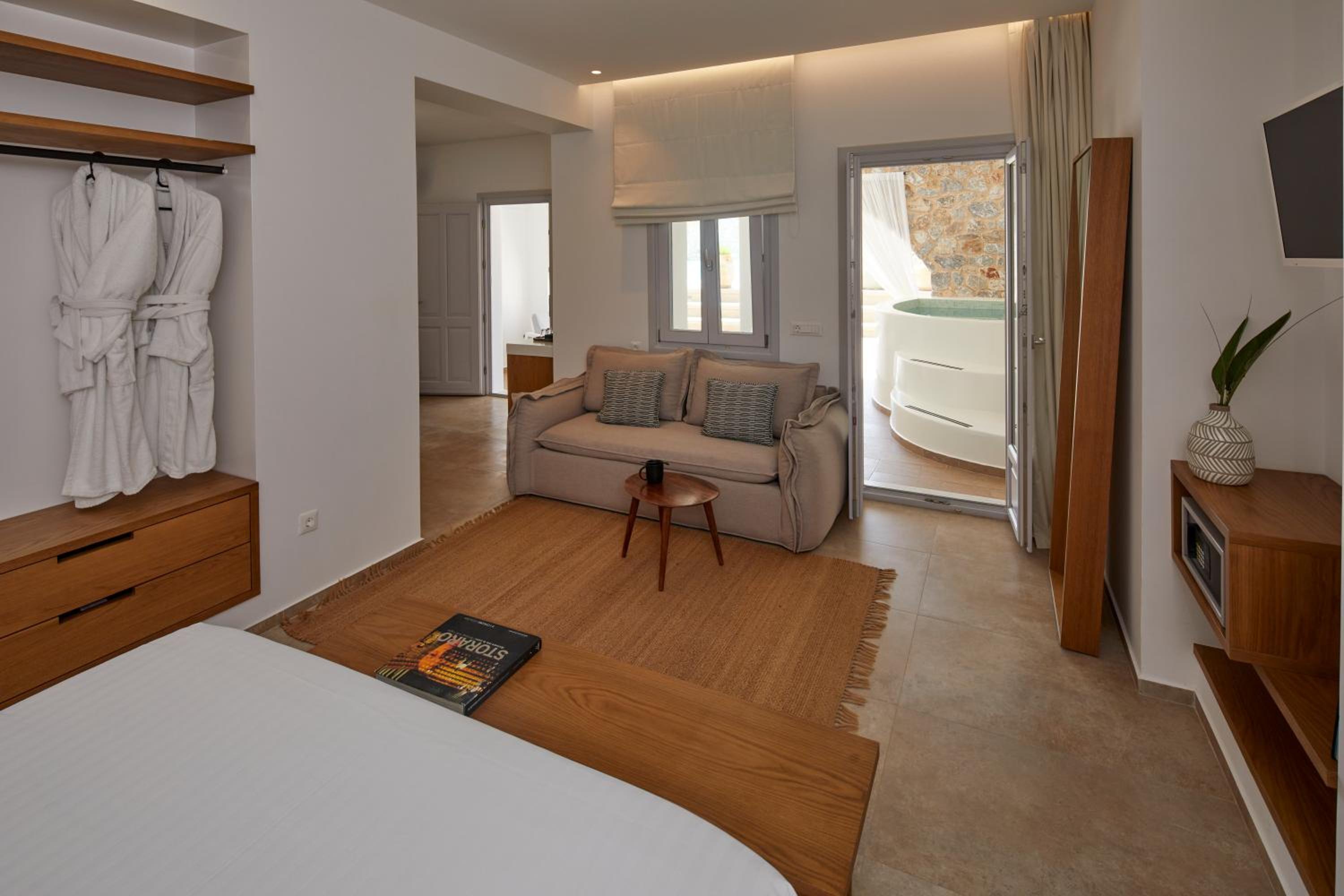 Superior Suite with Private Outdoor Hot Tub - Photo 8