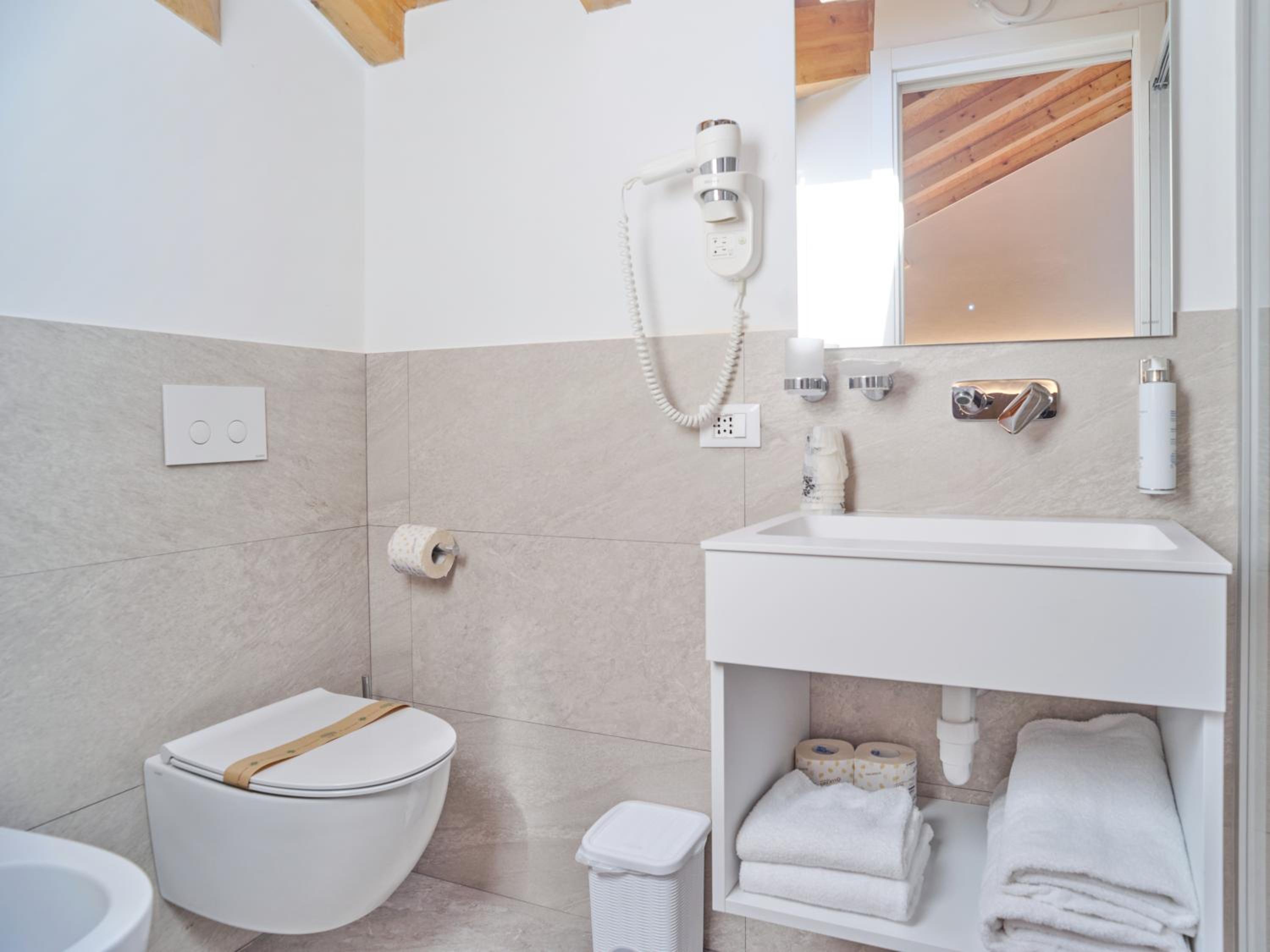 Double or Twin Room with Balcony and Sea View photo 2