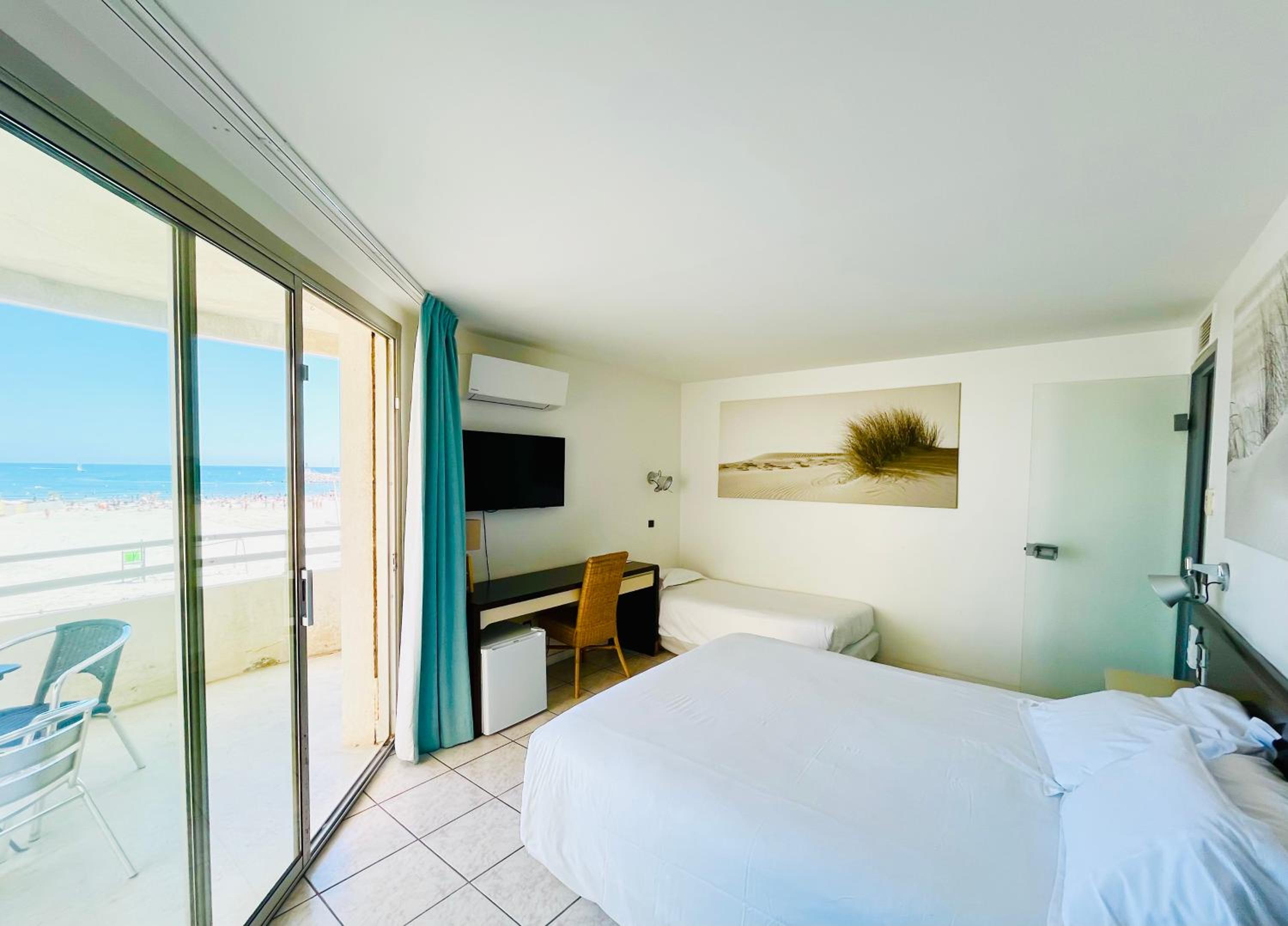 Standard Triple Room with Sea View - Photo 5