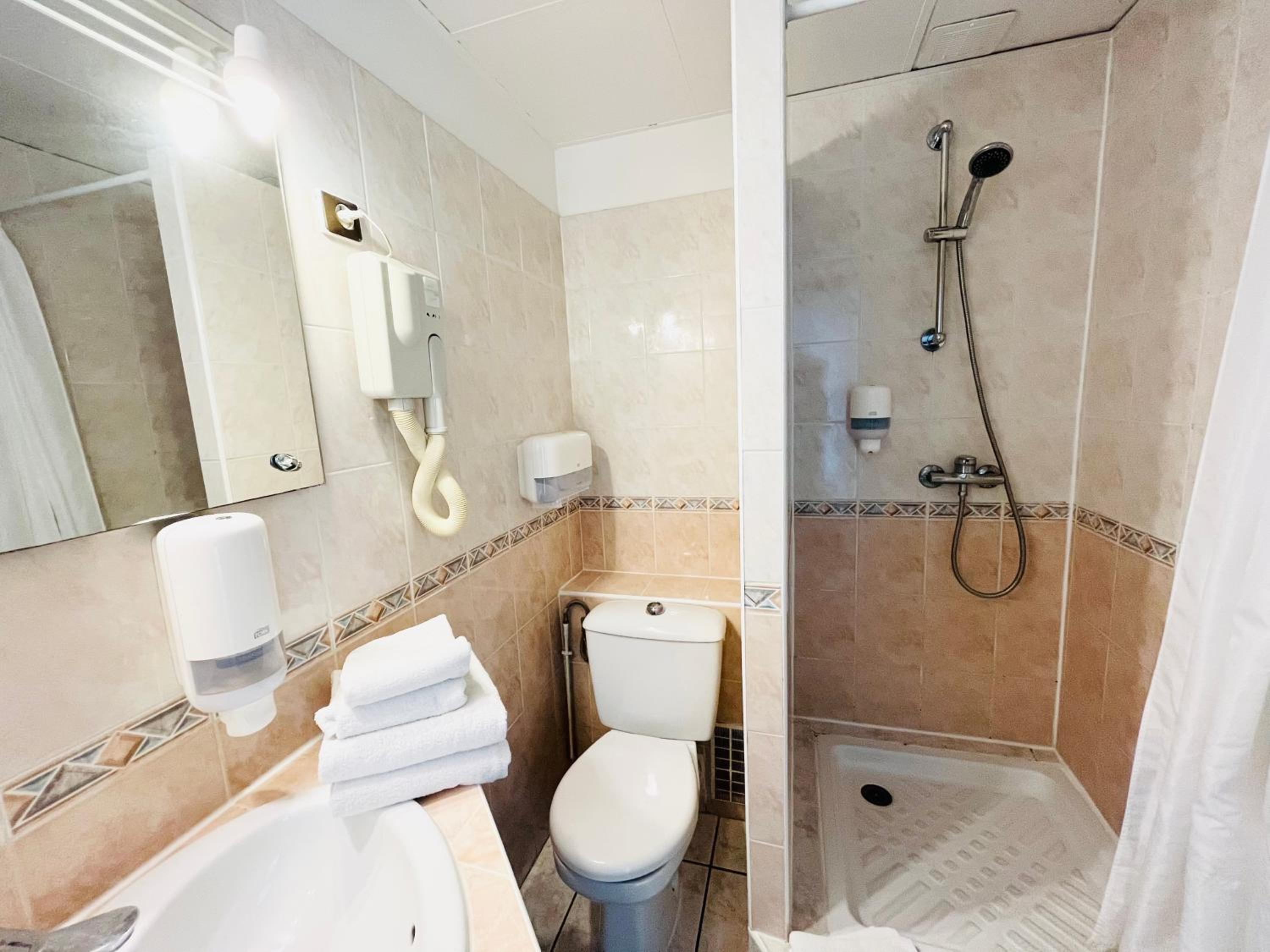 Standard Triple Room with Sea View - Photo 4