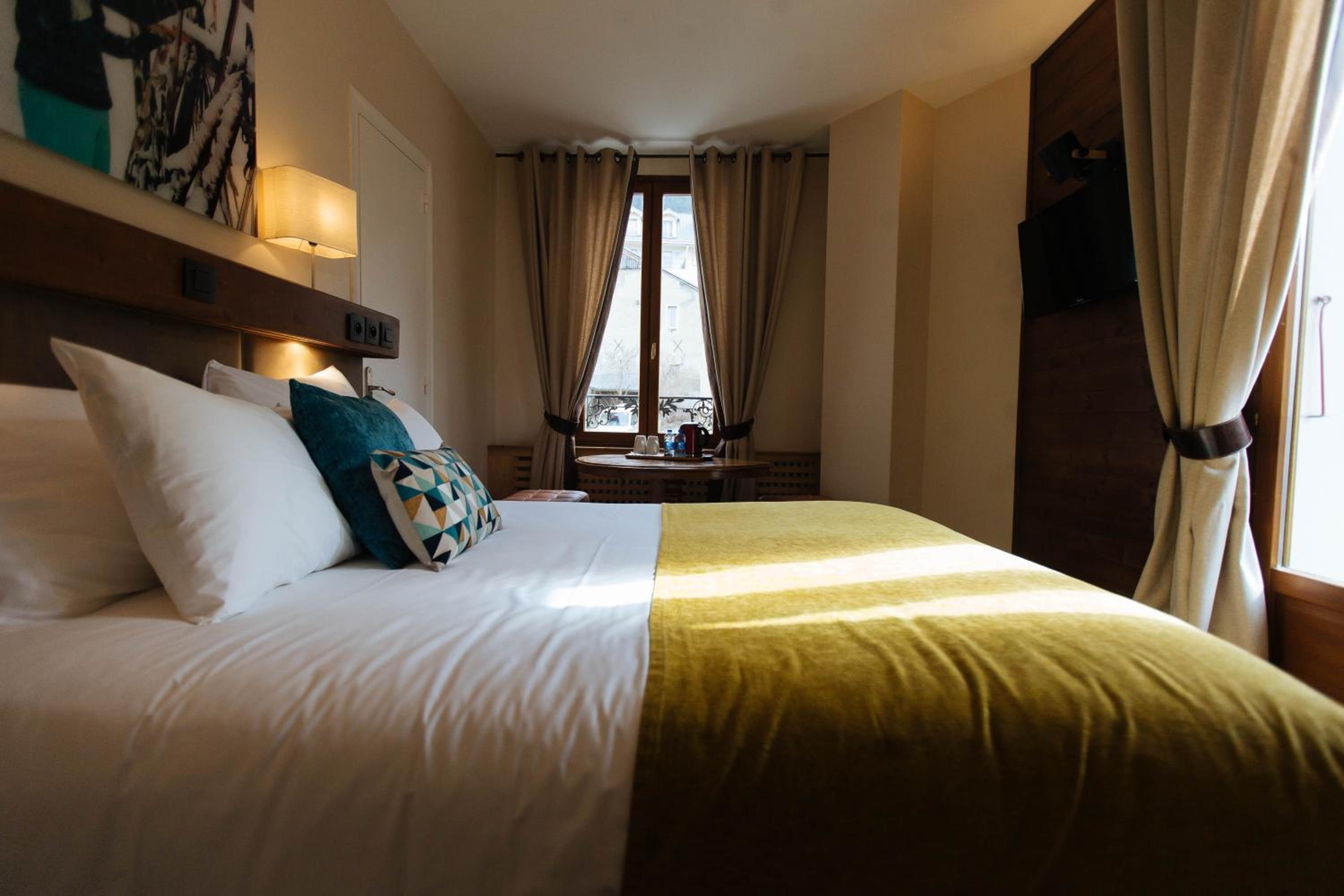 Standard Double or Twin Room - Photo 9