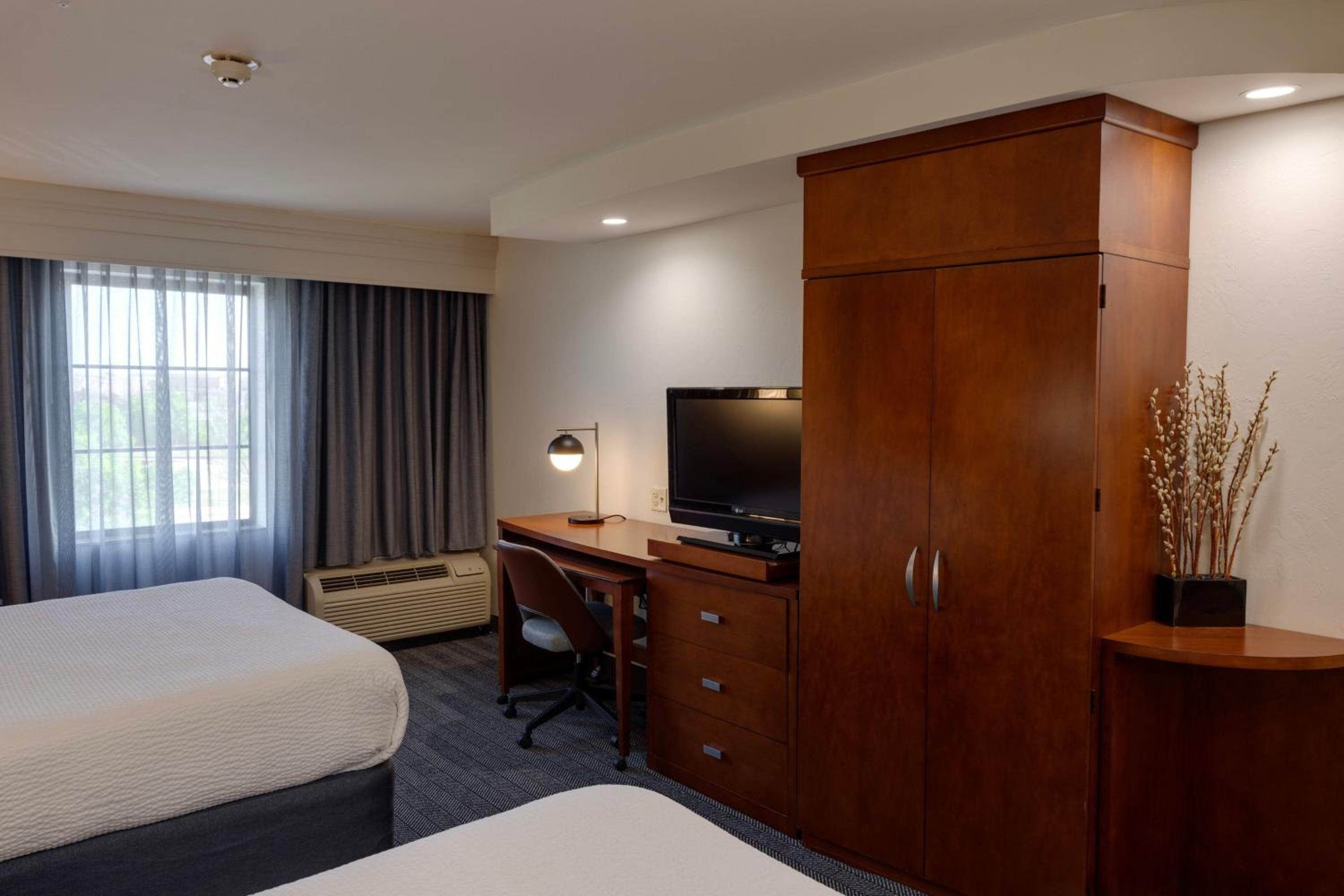 Queen Room with Two Queen Beds - Photo 3