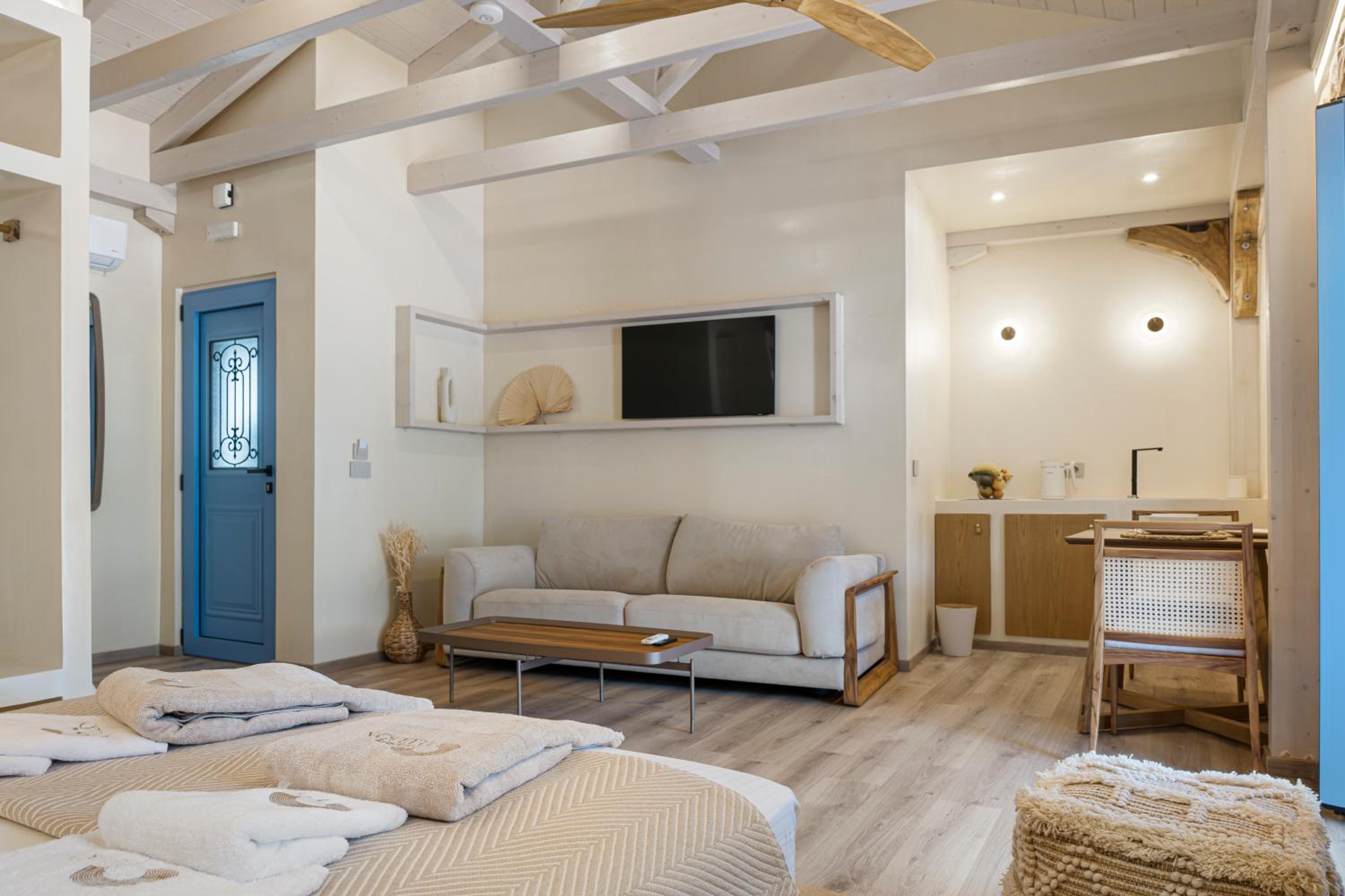 Deluxe Suite with Sea View photo 2