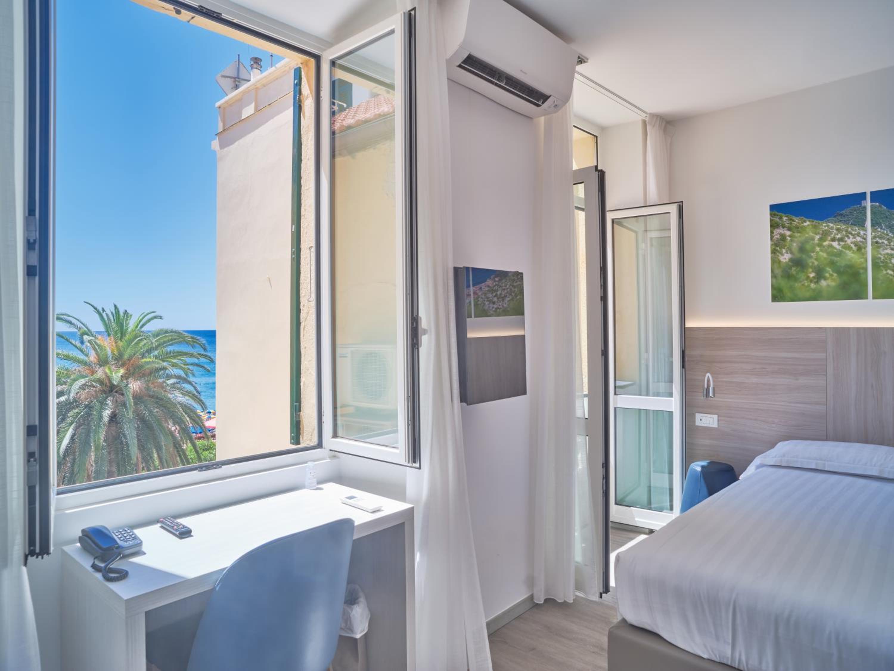 Double or Twin Room with Extra Bed and Sea View photo 1