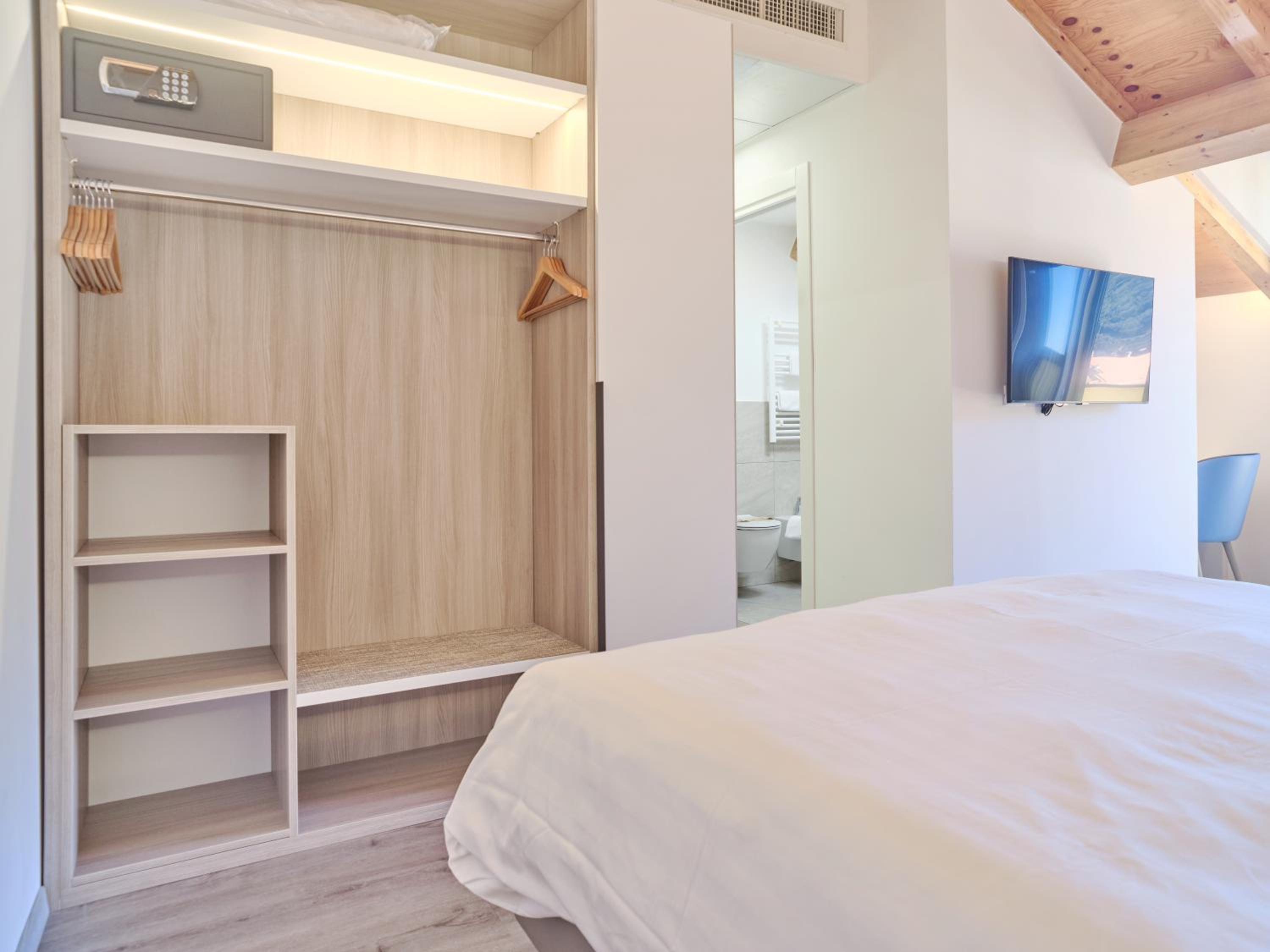 Double or Twin Room with Extra Bed with Balcony and Sea View photo 1