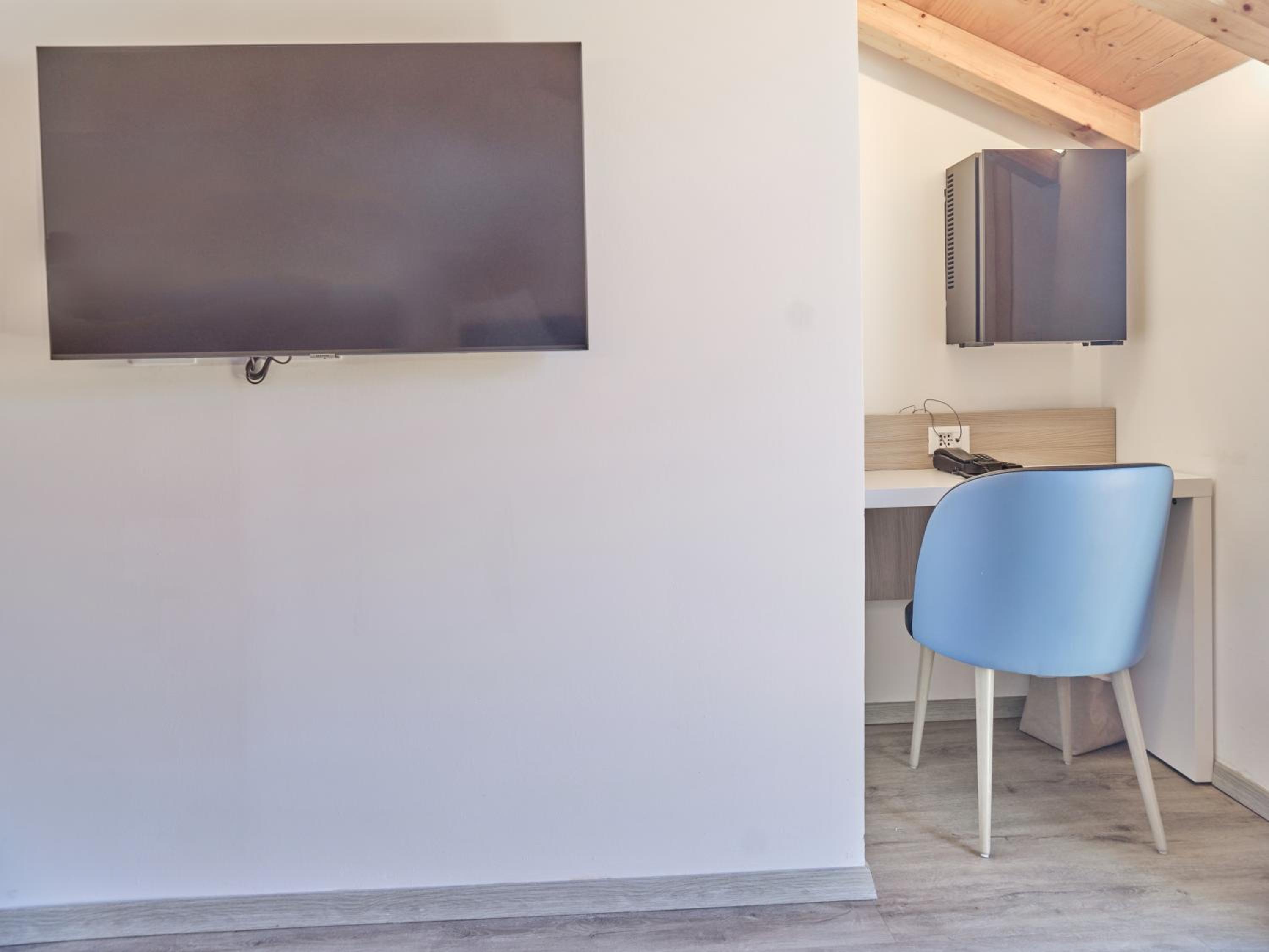 Double or Twin Room with Extra Bed with Balcony and Sea View photo 2