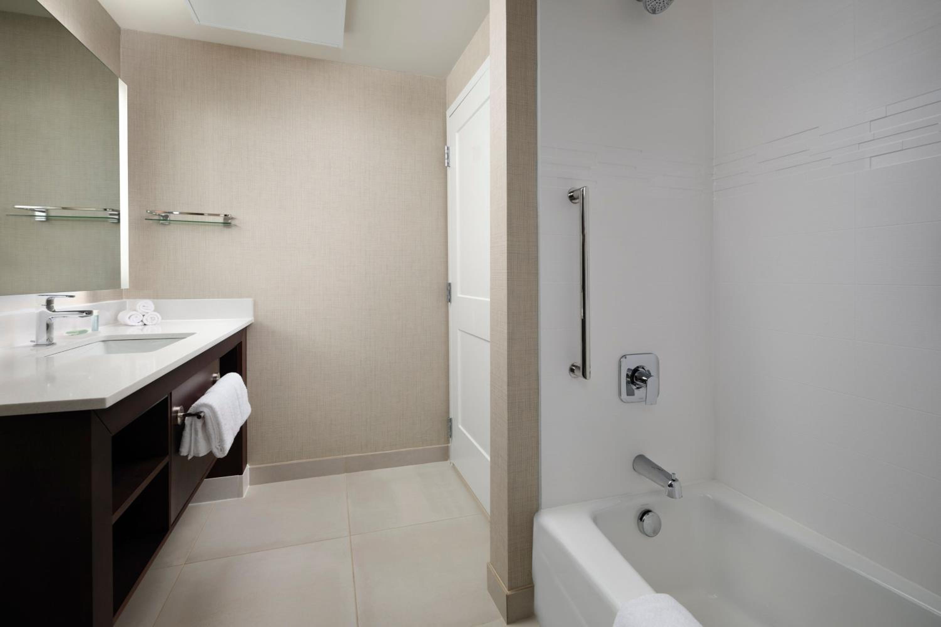 One-Bedroom King Suite with Sofa Bed and City View - Photo 11