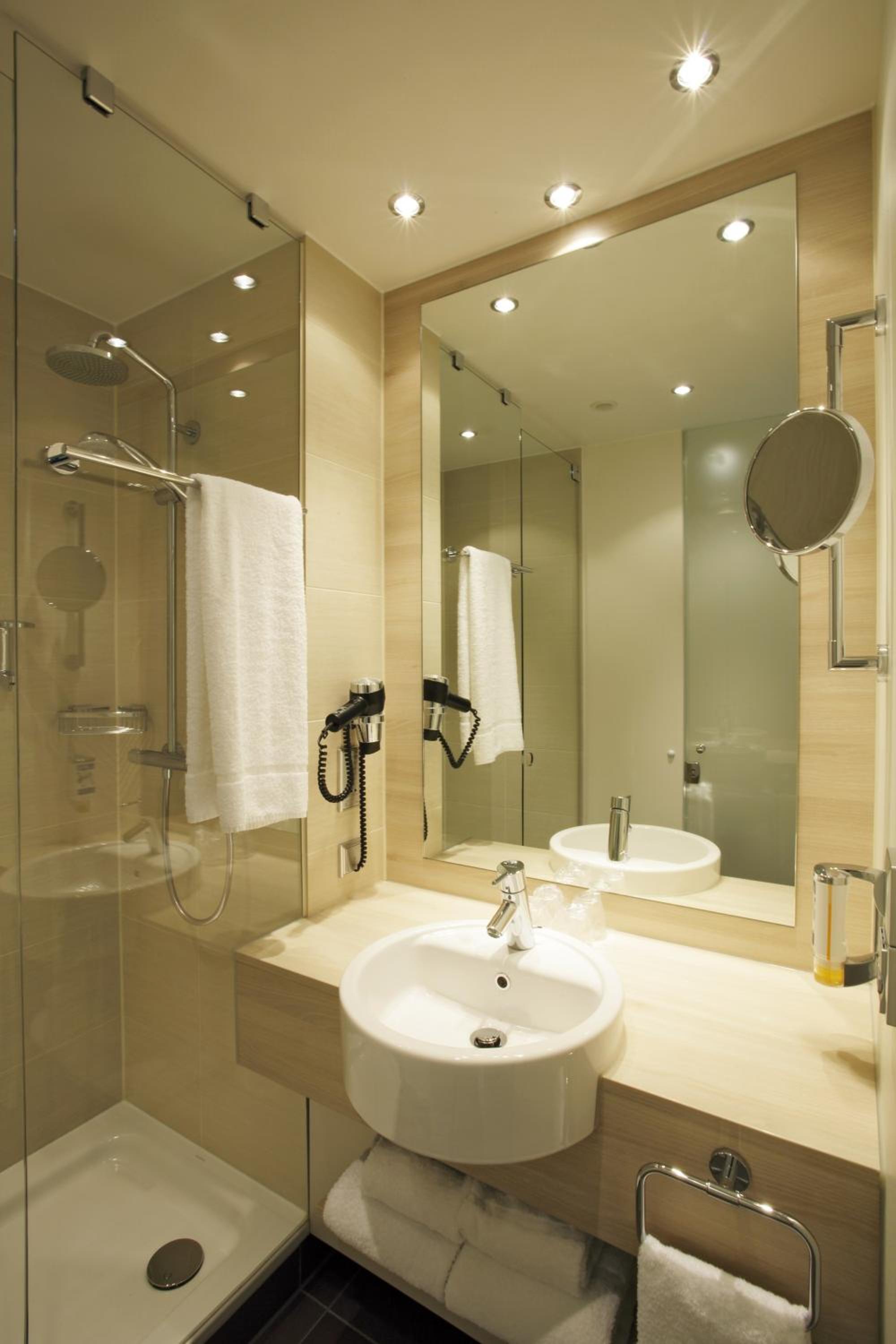 Double or Twin Room - Photo 5