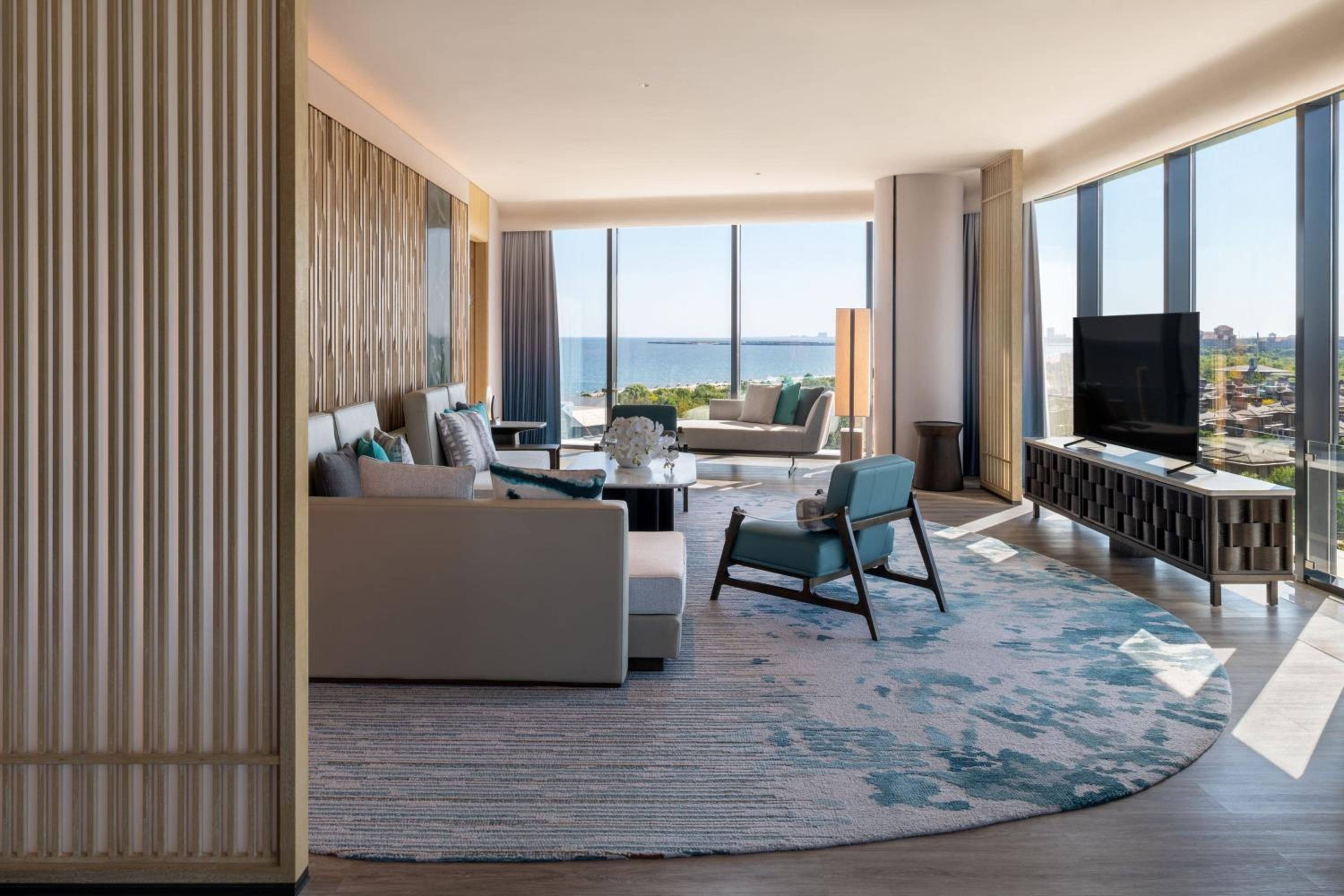 Deluxe King Suite with Balcony and Ocean View - Photo 2