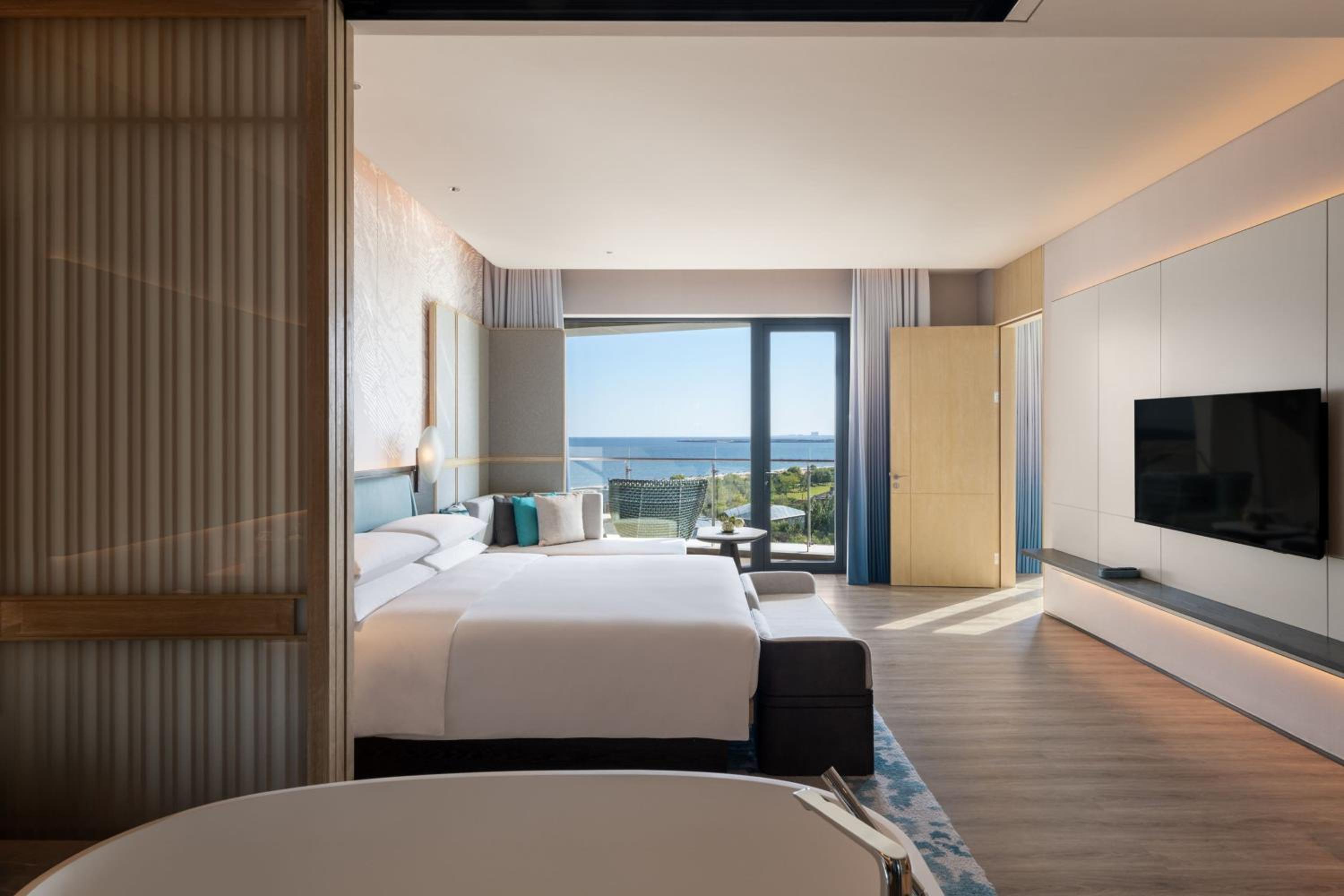 Deluxe King Suite with Balcony and Ocean View - Photo 4