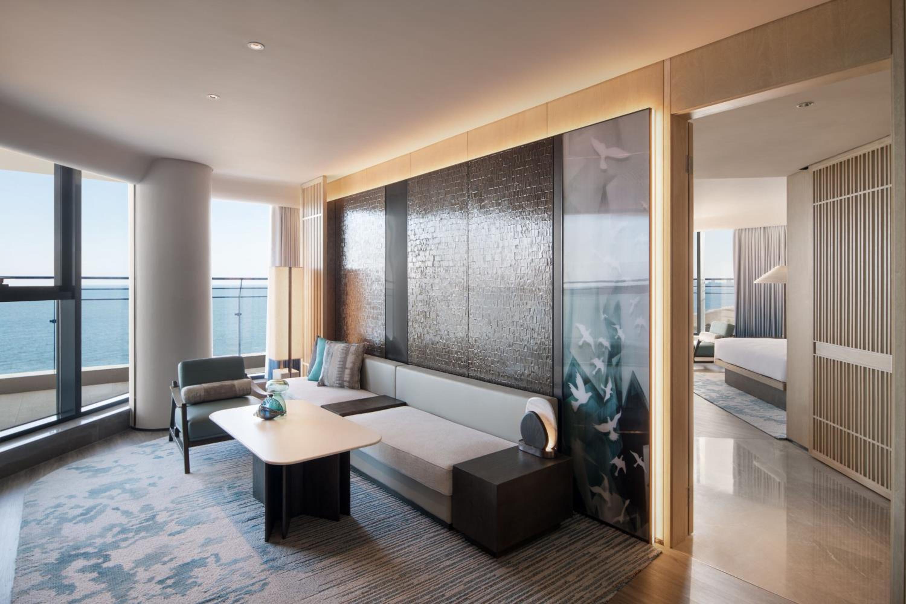Premium King Suite with Balcony and Ocean View - Photo 4