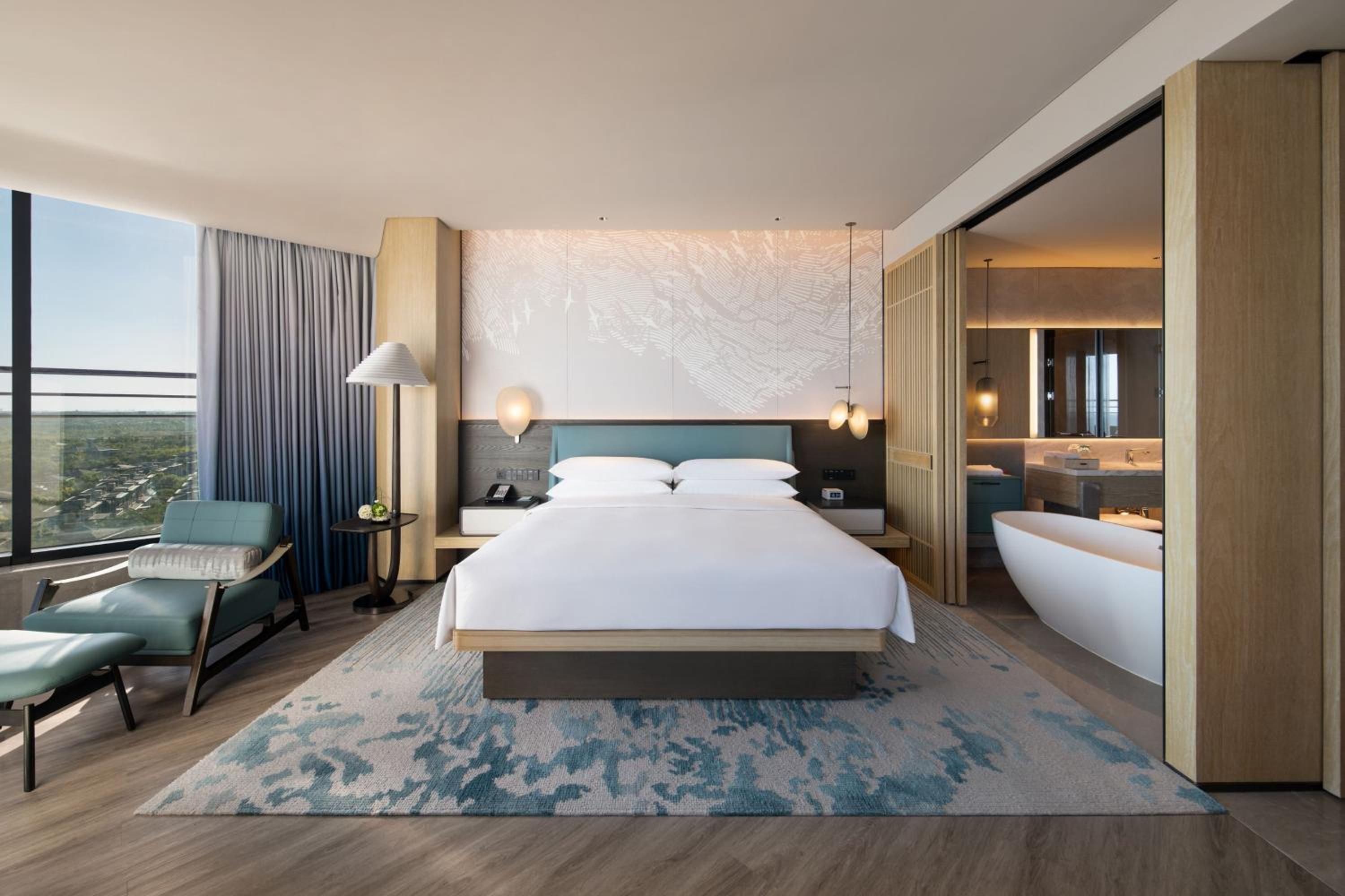 Premium King Suite with Balcony and Ocean View - Photo 5