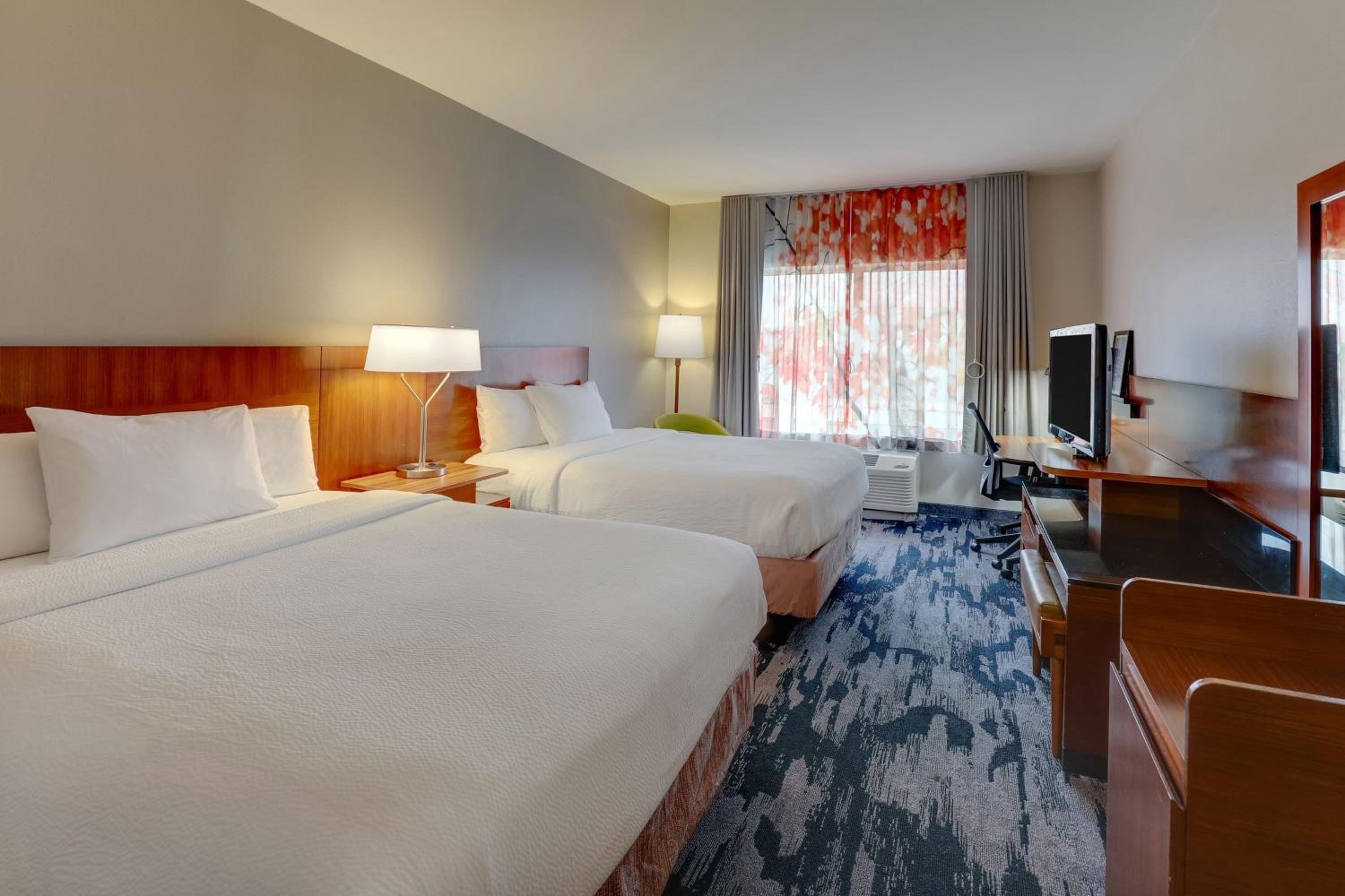 Queen Room with Two Queen Beds - Photo 3