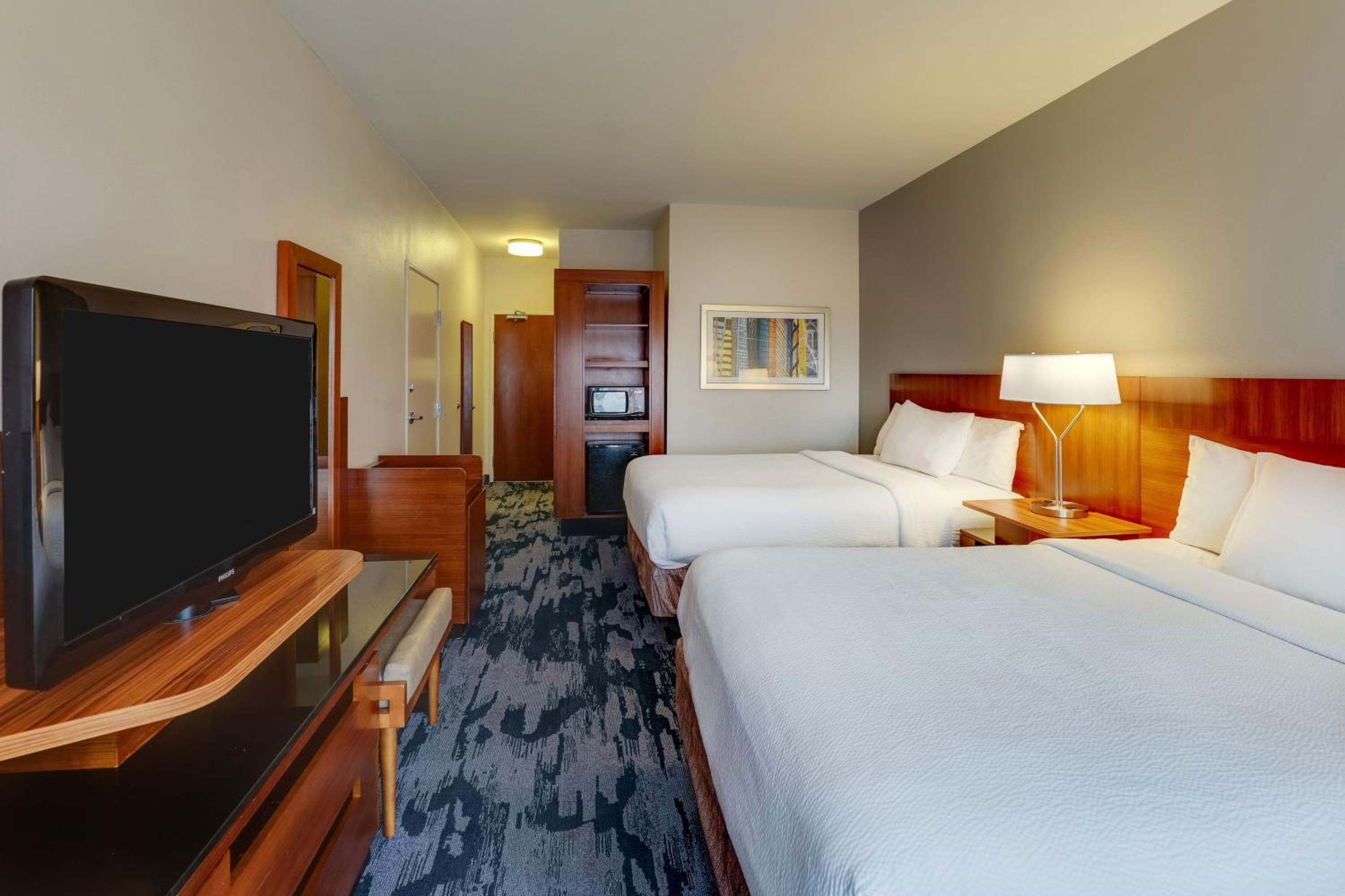 Queen Room with Two Queen Beds - Photo 4