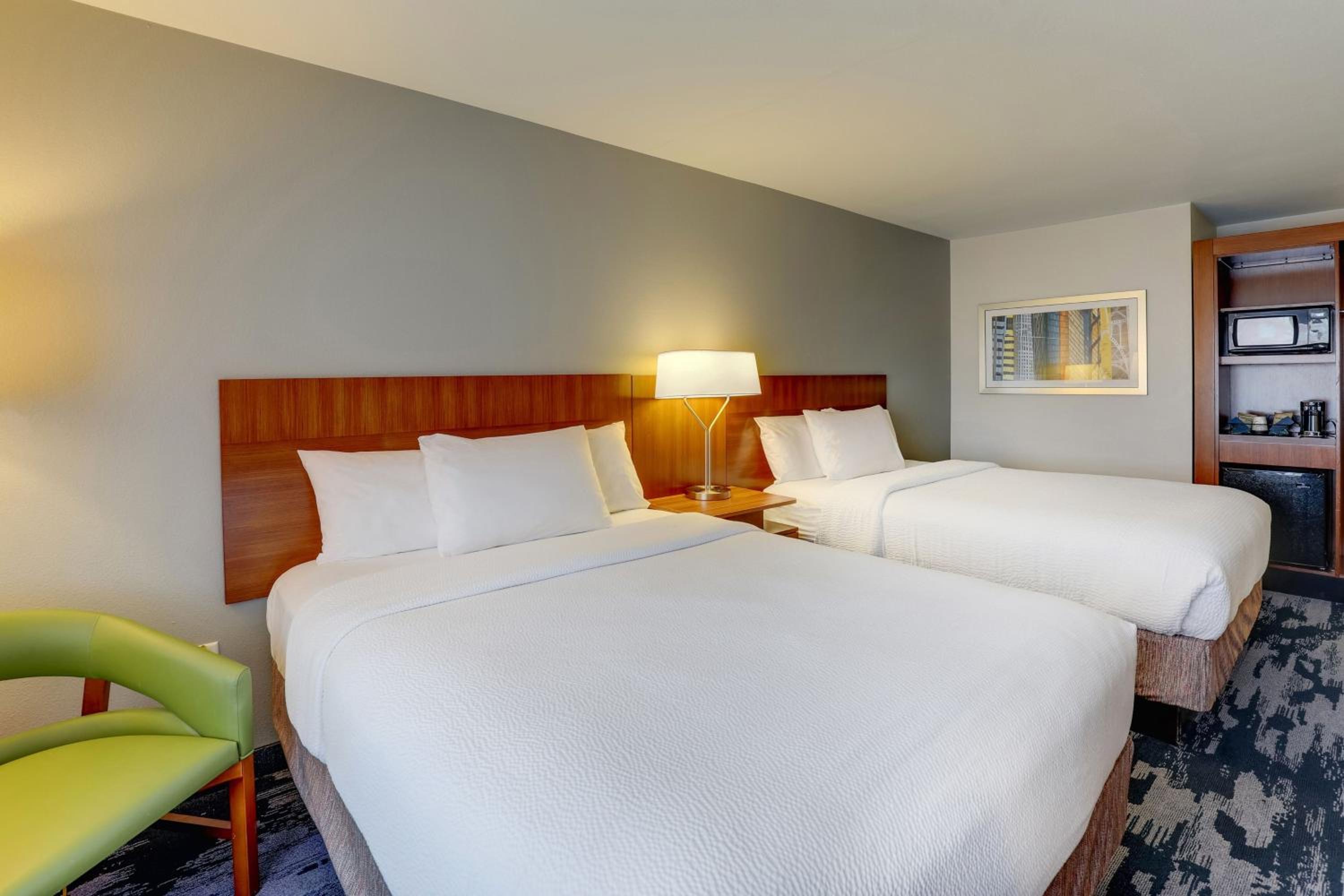 Queen Room with Two Queen Beds - Photo 7