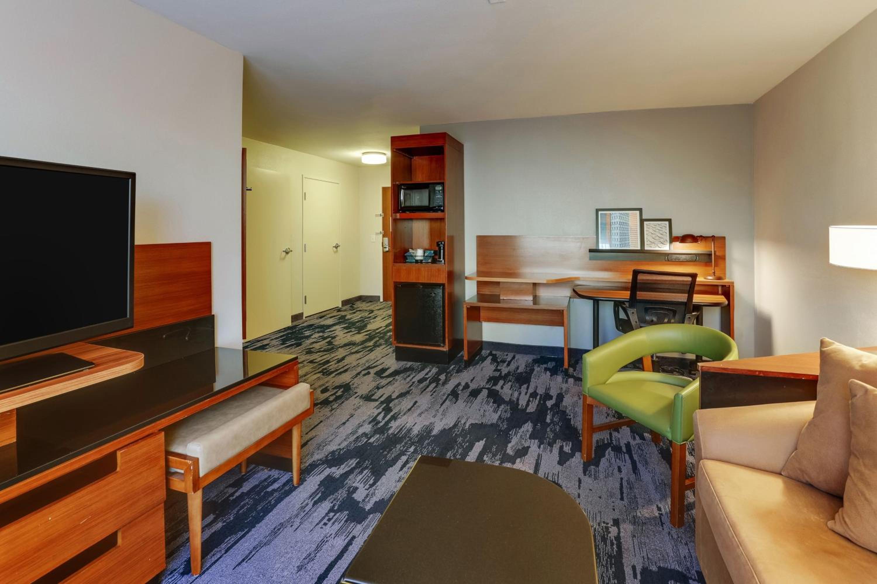 One-Bedroom Suite - Photo 2